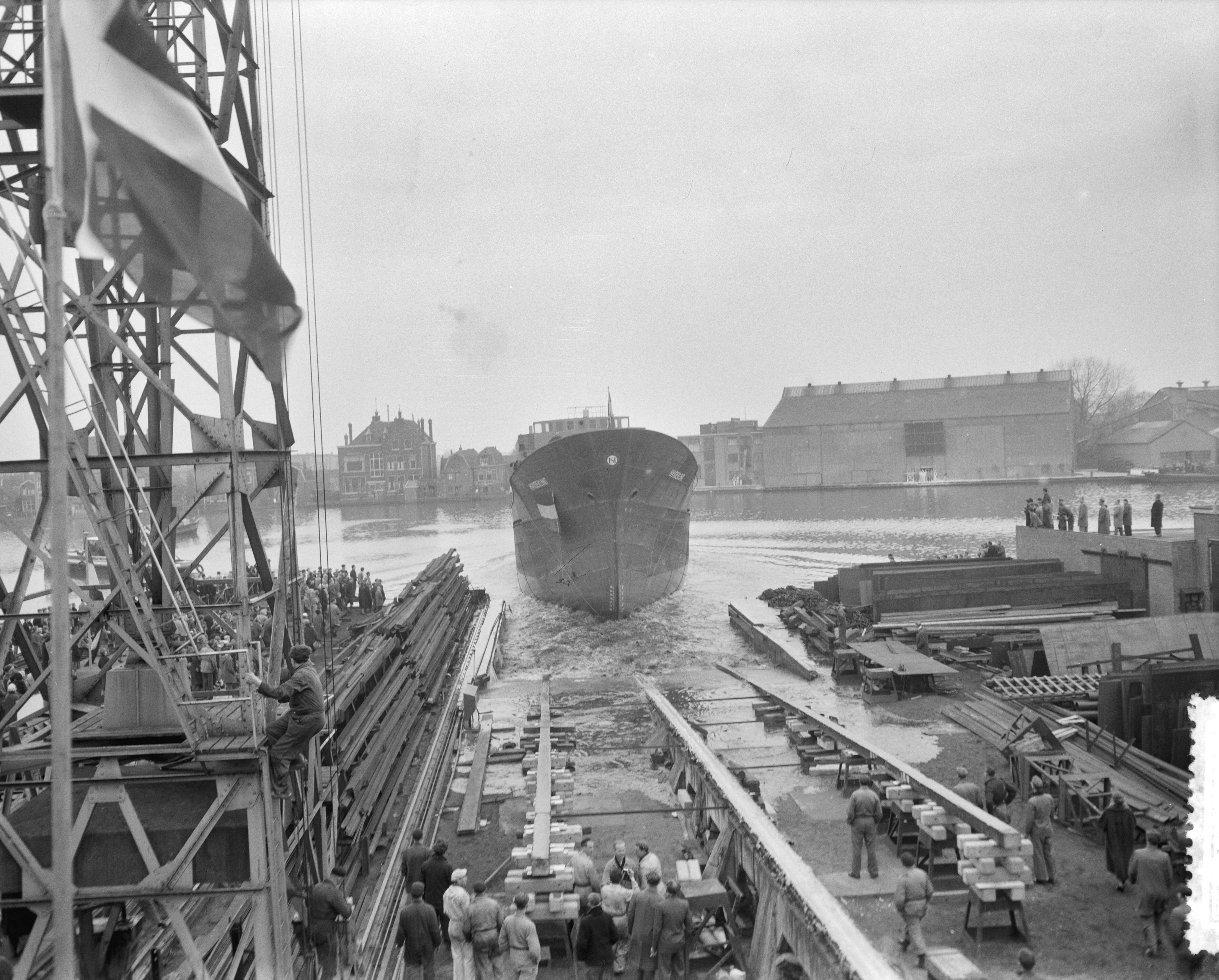 Fotocollectie Anefo — Tewaterlating motorcoaster "Hvideklint" bij de Zaanlandse Scheepsbouw Maatschappij te Zaandam — Foto: Bilsen, Joop van / Anefo. Licentie: Set B: Rechtenvrij / Publiek Domein. Bron: Nationaal Archief. http://hdl.handle.net/10648/a95b3270-d0b4-102d-bcf8-003048976d84
