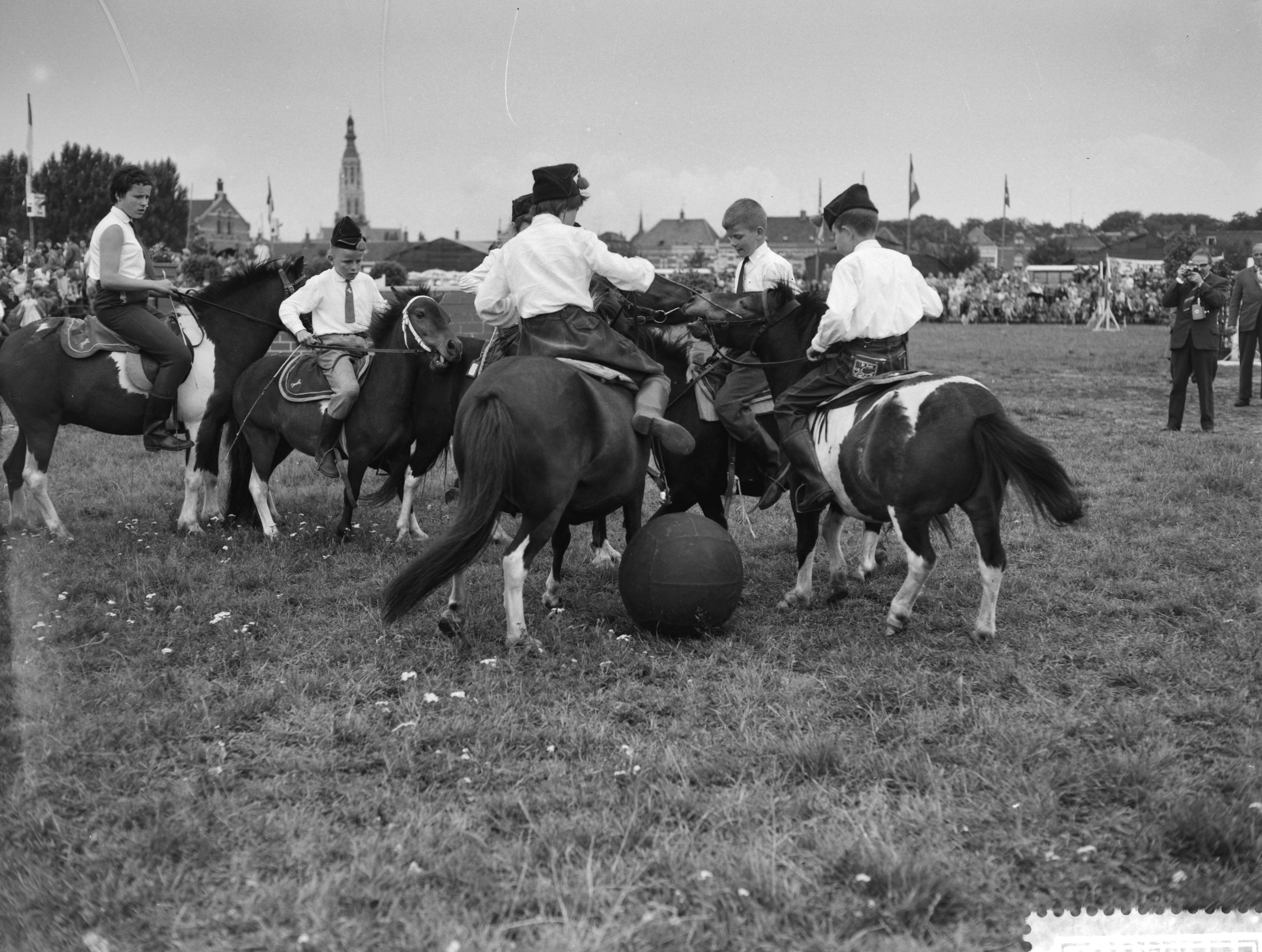 Fotocollectie Anefo — Concours hippique te Breda. De landelijke rijvereniging Bemmel en Omstreden gaf een demonstratie "pony voetbal" — Foto: Rossem, Wim van / Anefo. Licentie: Set B: Rechtenvrij / Publiek Domein. Bron: Nationaal Archief. http://hdl.handle.net/10648/a9b59ff8-d0b4-102d-bcf8-003048976d84