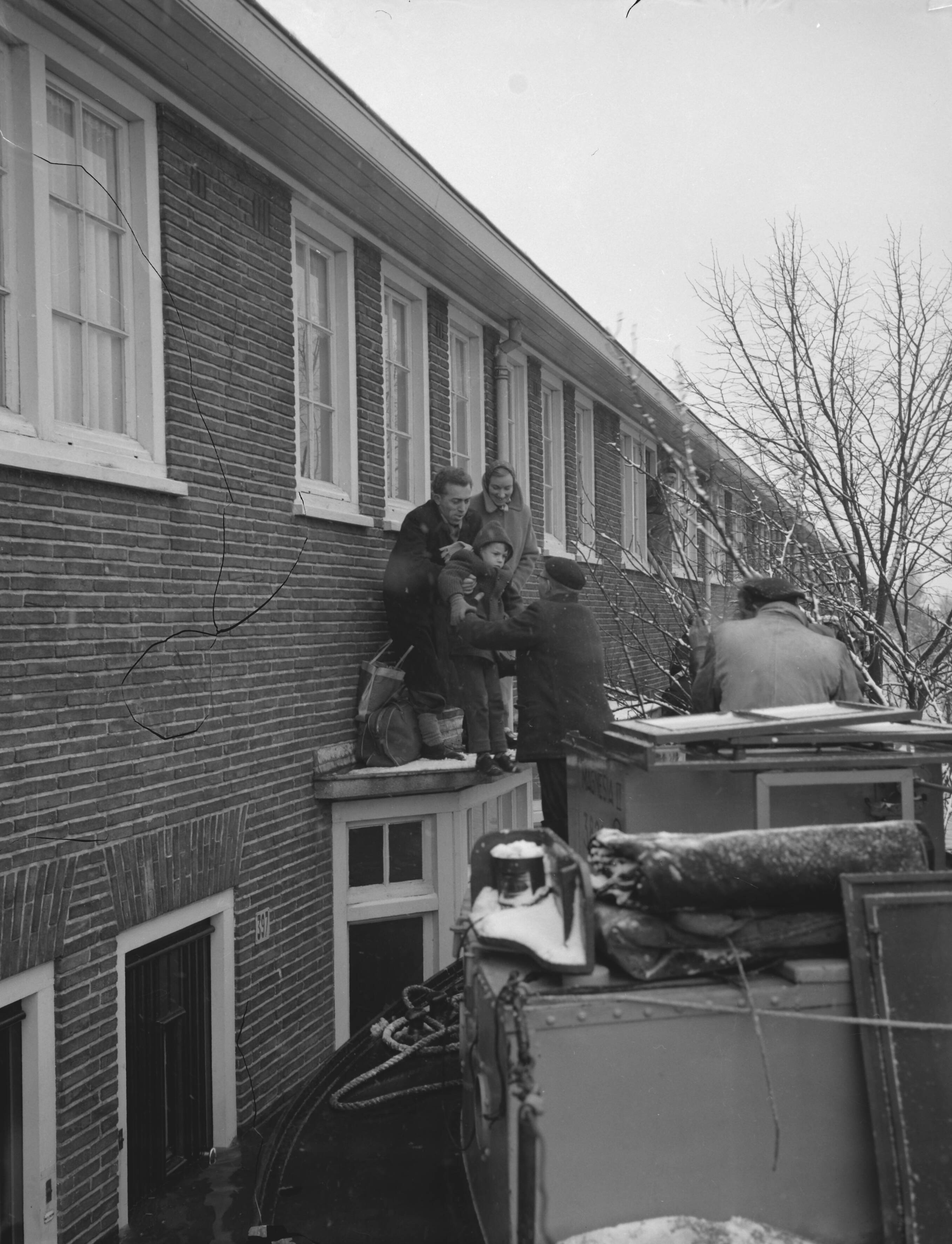 Ramp Tuindorp Oostzaan — Foto: Bilsen, Joop van / Anefo. — Licentie: Set B: Rechtenvrij / Publiek Domein. Bron: Nationaal Archief. http://hdl.handle.net/10648/a9a5bd36-d0b4-102d-bcf8-003048976d84