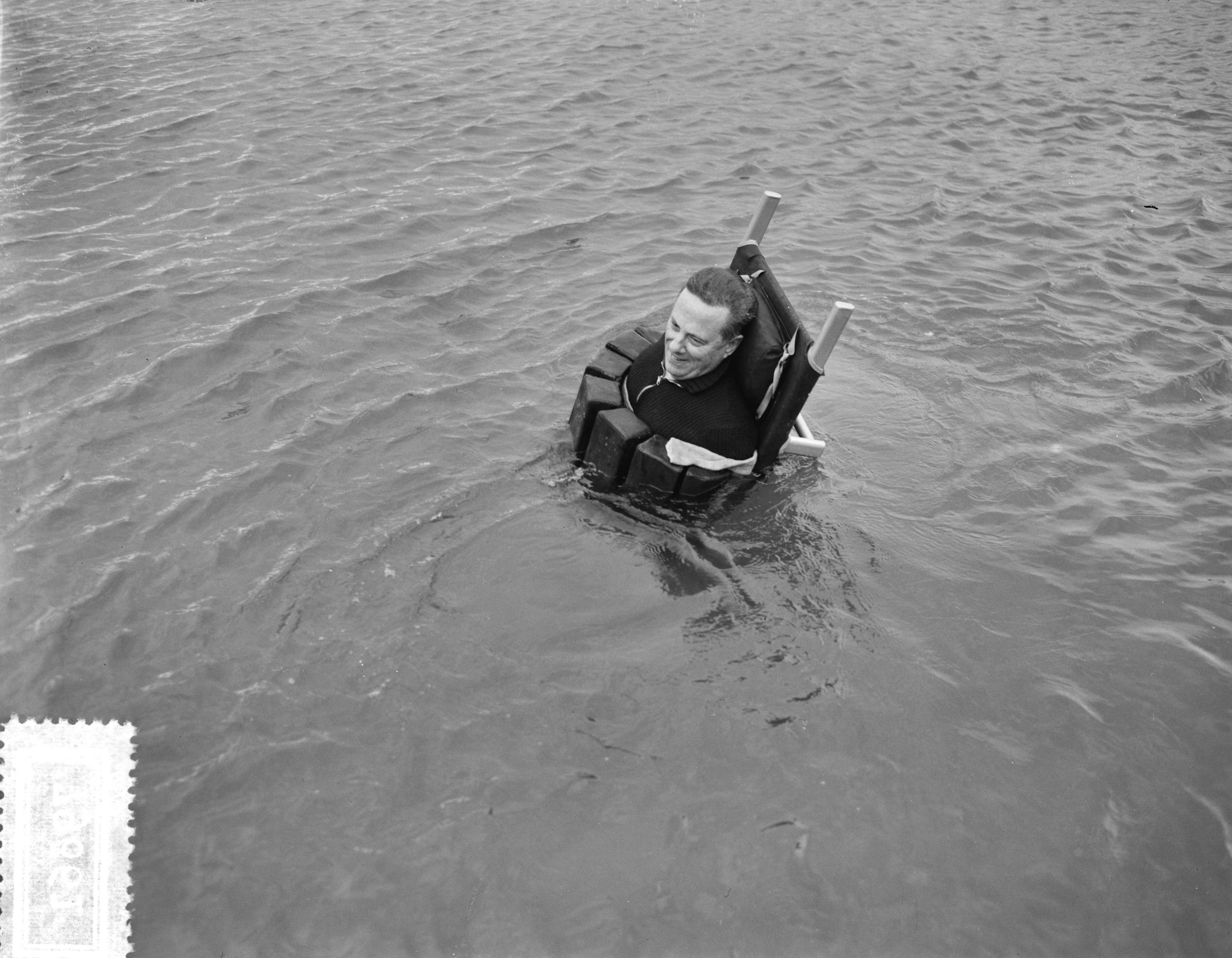 Fotocollectie Anefo — Demonstraties met drijvende brancard, bad Riche Zandvoort — Foto: Noske, J.D. / Anefo. Licentie: Set B: Rechtenvrij / Publiek Domein. Bron: Nationaal Archief. http://hdl.handle.net/10648/a94de282-d0b4-102d-bcf8-003048976d84