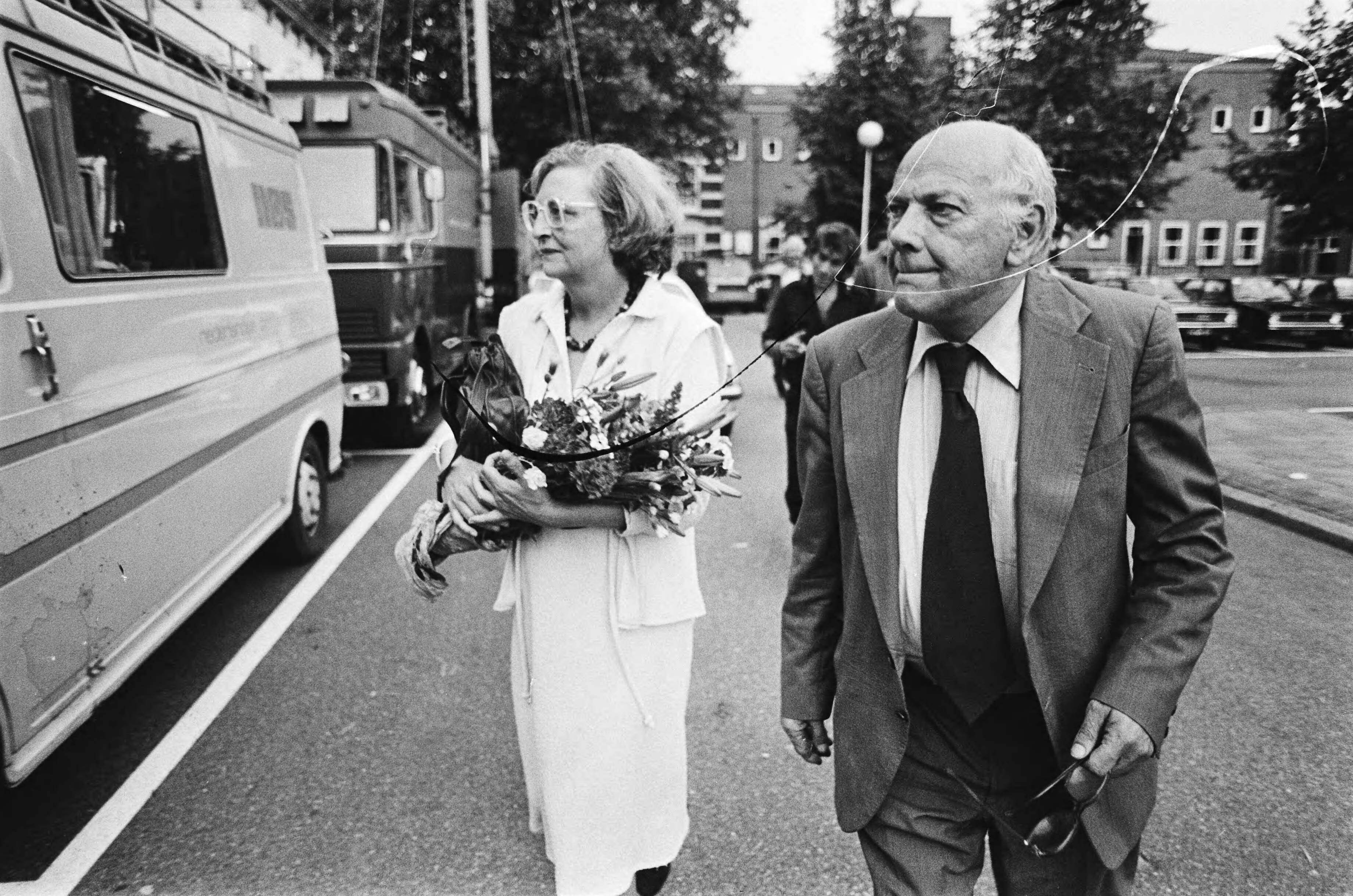 Fotocollectie Anefo — Gemeenteraadsverkiezingen 1982; Den Uyl en vrouw op weg naar verkiezingsbijeenkomst in Gouda — Foto: Dijk, Hans van / Anefo. Licentie: Set B: Rechtenvrij / Publiek Domein. Bron: Nationaal Archief. http://hdl.handle.net/10648/ad18eede-d0b4-102d-bcf8-003048976d84