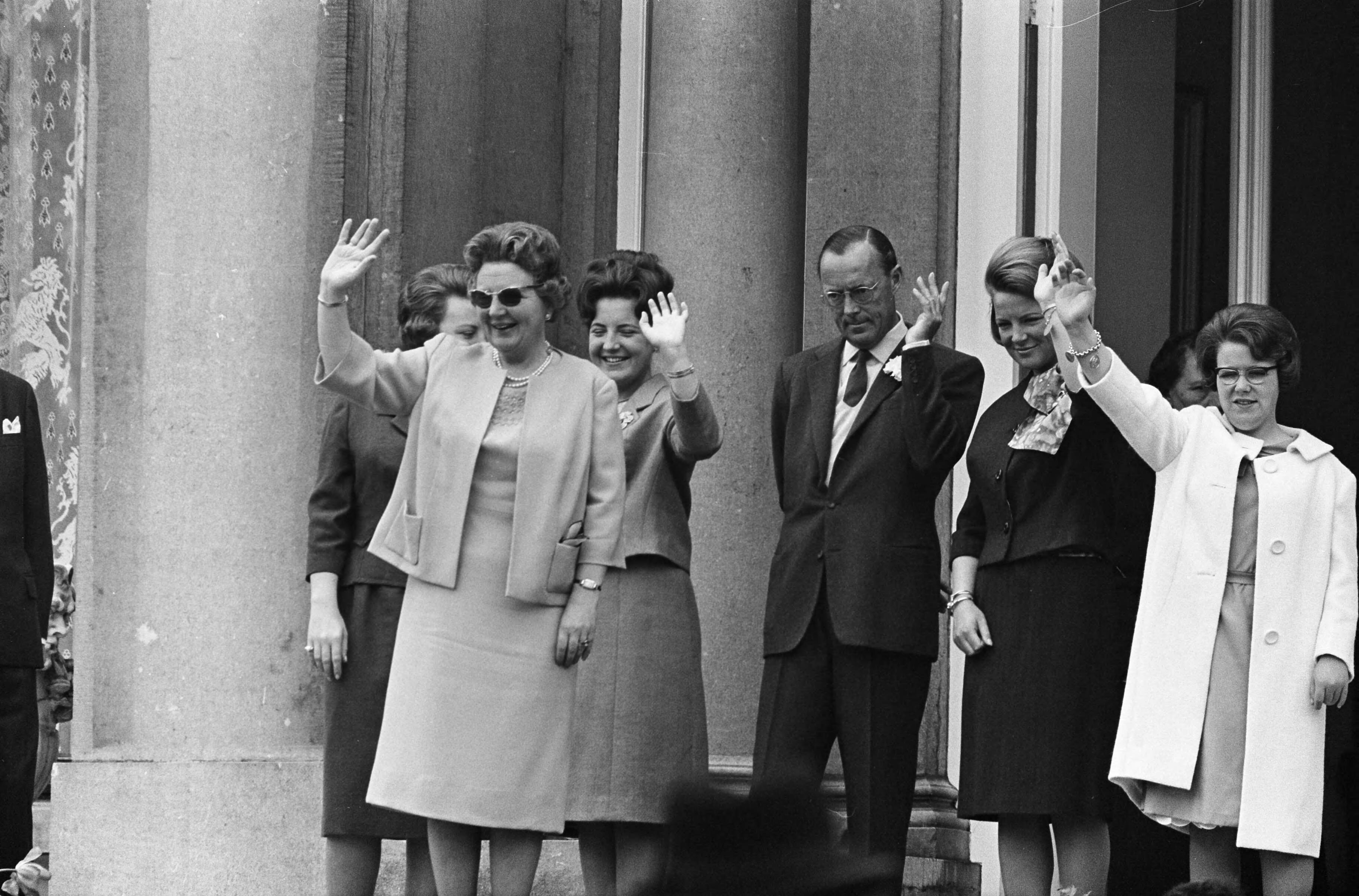 Fotocollectie Anefo — Feest op Soestdijk, de Koninklijke familie — Foto: Nijs, Jac. de / Anefo. Licentie: Set B: Rechtenvrij / Publiek Domein. Bron: Nationaal Archief. http://hdl.handle.net/10648/aa34d246-d0b4-102d-bcf8-003048976d84