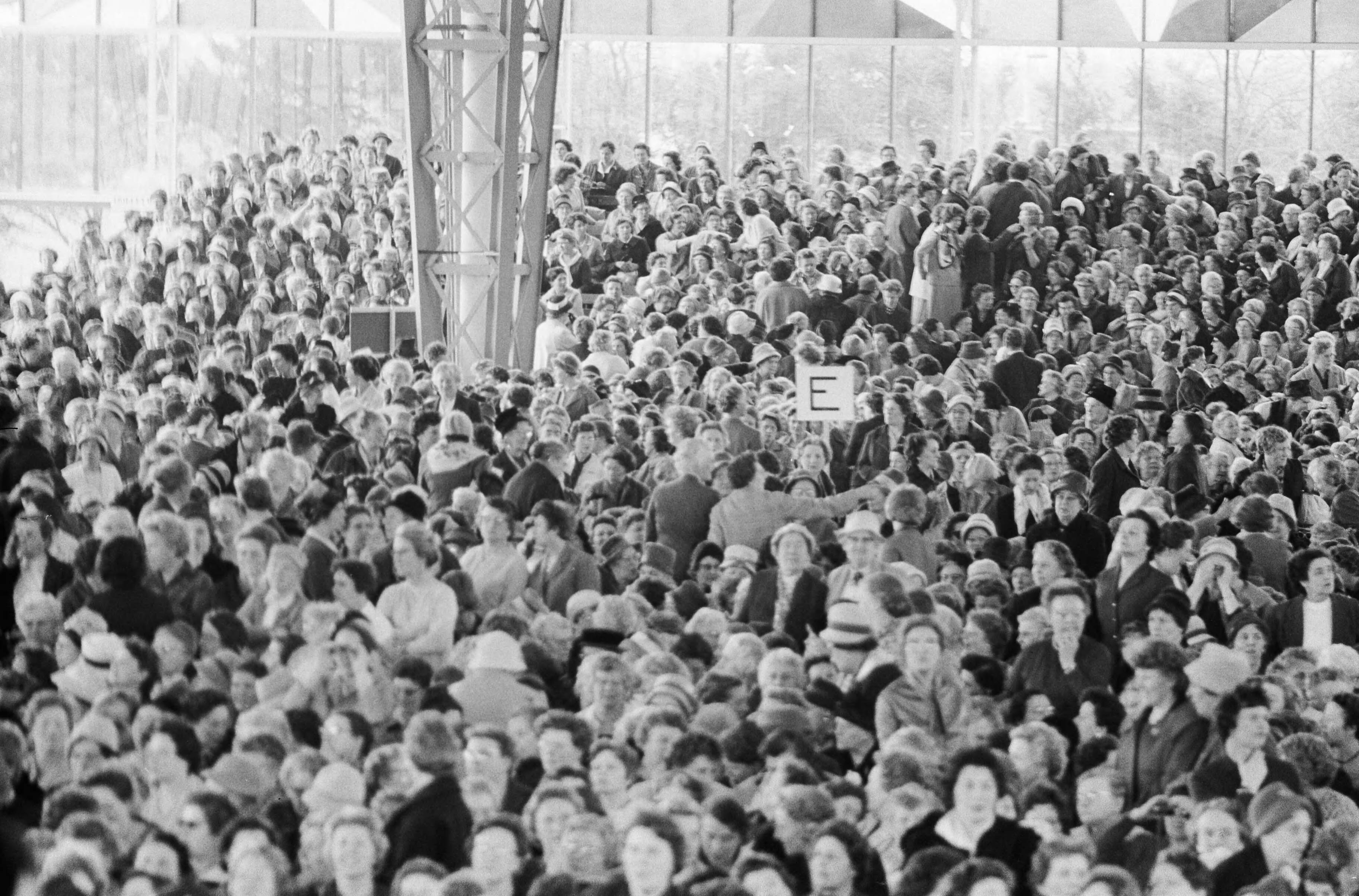 Fotocollectie Anefo — Koningin Juliana is aanwezig bij de viering van het 50-jarig bestaan van de Nederlandse Vereniging van Huisvrouwen in de Expohal te Hilversum. Overzicht hal — Foto: Fotograaf Onbekend / Anefo. Licentie: Set B: Rechtenvrij / Publiek Domein. Bron: Nationaal Archief. http://hdl.handle.net/10648/aa02b220-d0b4-102d-bcf8-003048976d84