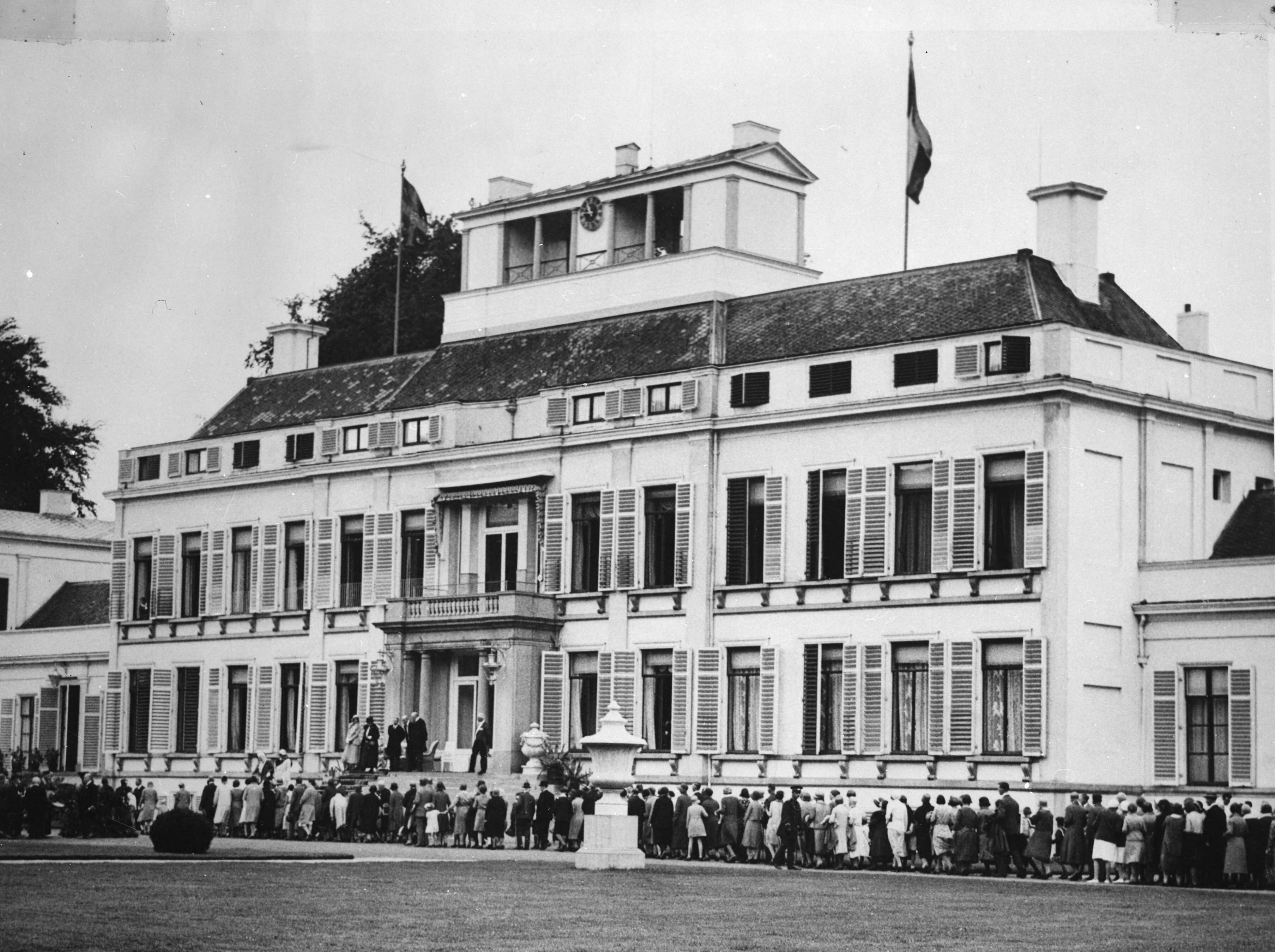 Fotocollectie RVD / Koninklijk Huis — Koningin Emma (1858-1934) tijdens het defilé ter gelegenheid van haar verjaardag, met koningin Wilhelmina en prinses Juliana, maandag 3 augustus 1931 — Foto: Rousel (repro) / RVD. Licentie: Set B: Rechtenvrij / Publiek Domein. Bron: Nationaal Archief. http://hdl.handle.net/10648/afb2f37e-d0b4-102d-bcf8-003048976d84