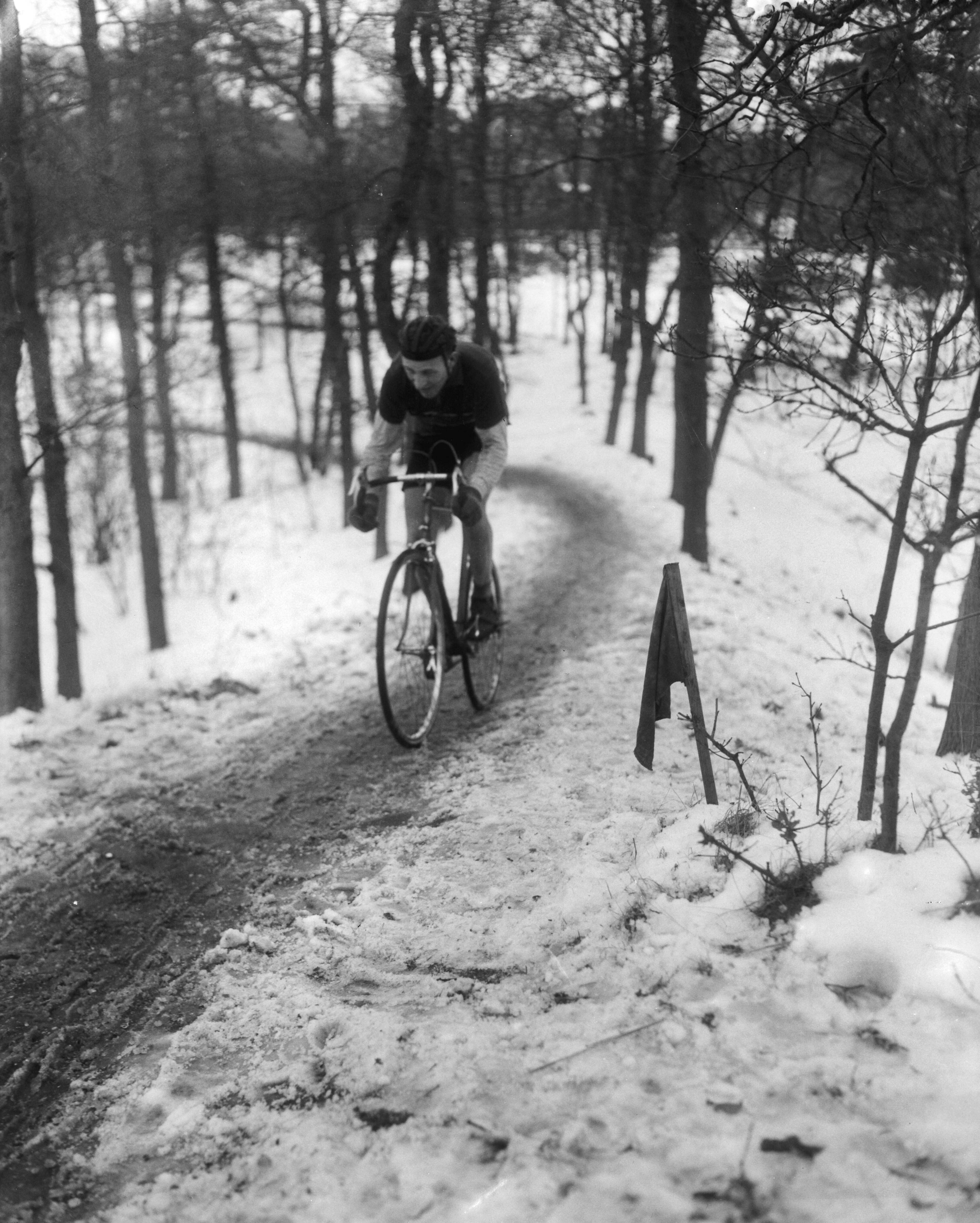 Fotocollectie Anefo — Nationale Cycle Cross op landgoed Duinhorst te Wassenaar. Manus Brinkman uit Maasland, die 2e werd — Foto: Pot, Harry / Anefo. Licentie: Set B: Rechtenvrij / Publiek Domein. Bron: Nationaal Archief. http://hdl.handle.net/10648/a973b1ce-d0b4-102d-bcf8-003048976d84