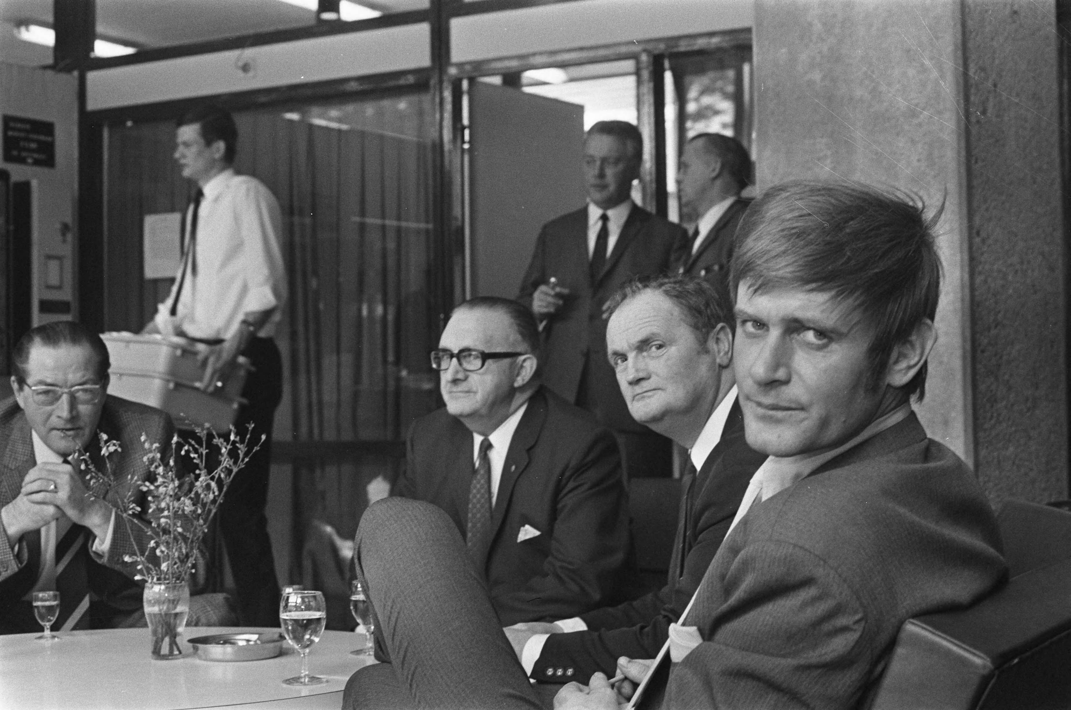 Fotocollectie Anefo — Scheidsrechters hielden "scheidsrechterdag" voor o.a. verbetering bescherming scheidsrechters KNVB-centrum Zeist Rechts scheidsrechter Derks in sportcentrum / — Foto: Mieremet, Rob / Anefo. Licentie: Set B: Rechtenvrij / Publiek Domein. Bron: Nationaal Archief. http://hdl.handle.net/10648/ab8d406a-d0b4-102d-bcf8-003048976d84
