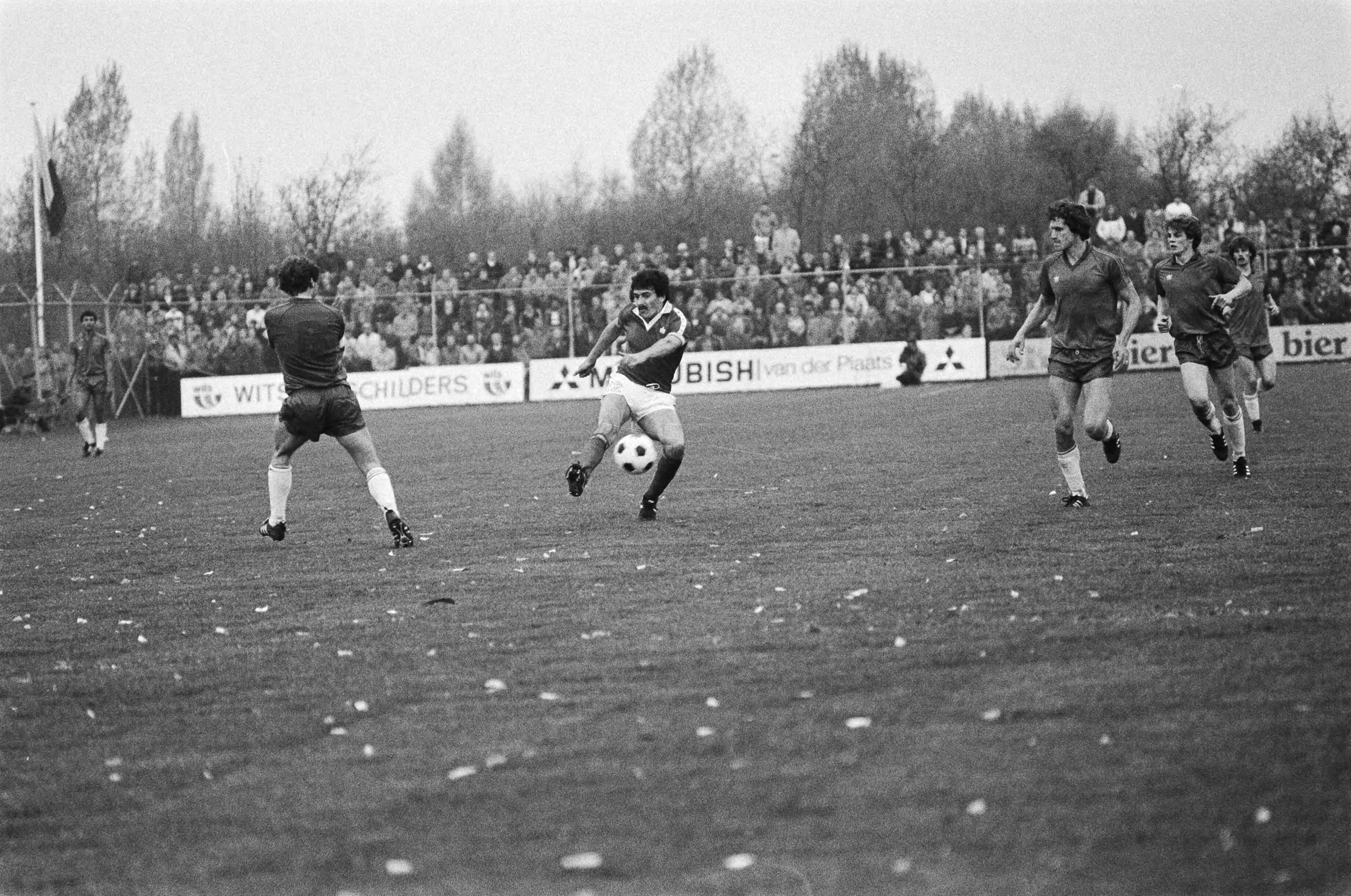 Fotocollectie Anefo — FC Utrecht tegen Haarlem (KNVB) 2-0. Spelmomenten — Foto: Dijk, Hans van / Anefo. Licentie: Set B: Rechtenvrij / Publiek Domein. Bron: Nationaal Archief. http://hdl.handle.net/10648/ad162d66-d0b4-102d-bcf8-003048976d84