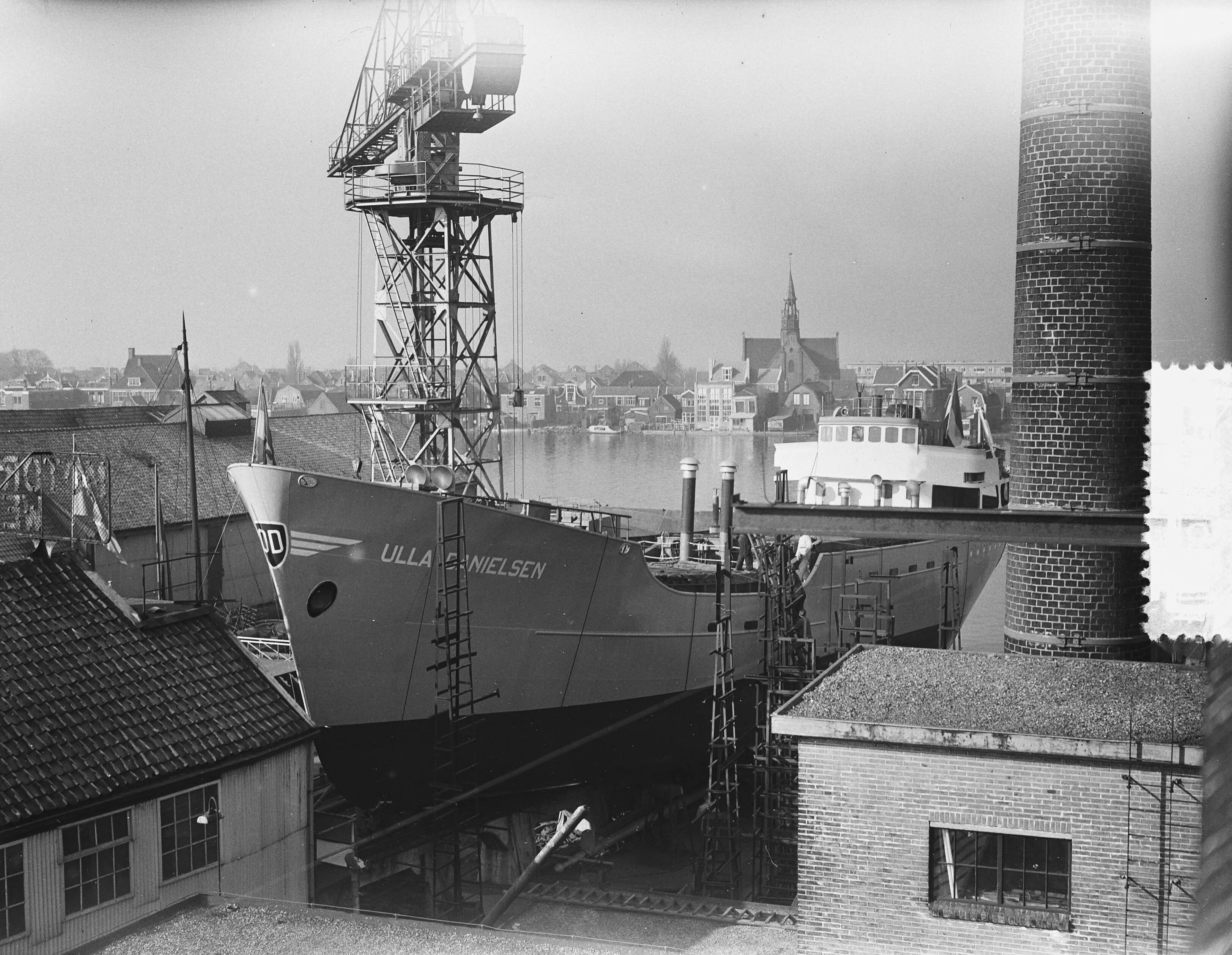 Tewaterlating van het m.s. "Ulla Danielsen" bij de Zaanlandse Scheepsbouw Maatschappij — Foto: Bilsen, Joop van / Anefo. — Licentie: Set B: Rechtenvrij / Publiek Domein. Bron: Nationaal Archief. http://hdl.handle.net/10648/a94444a2-d0b4-102d-bcf8-003048976d84