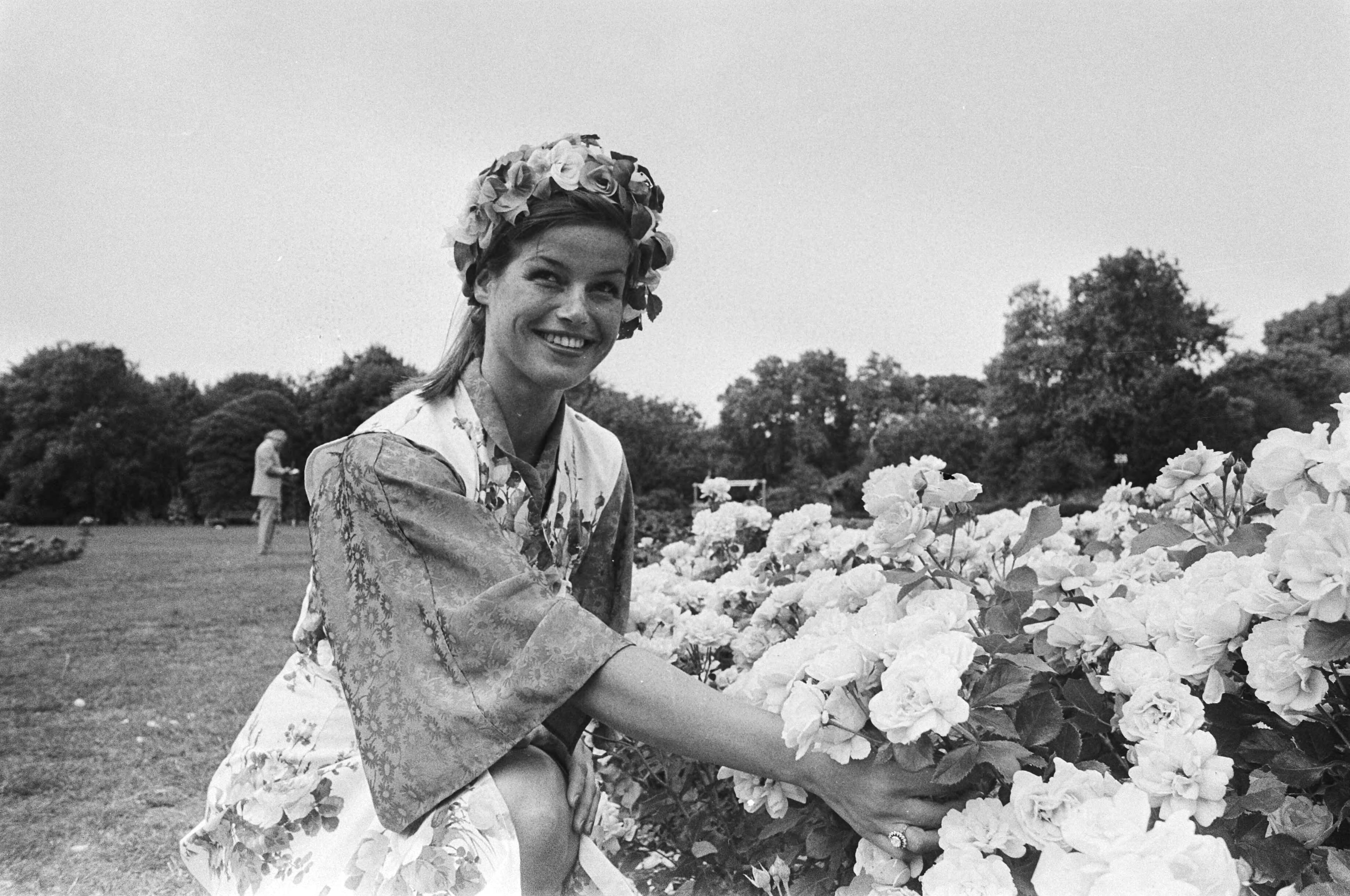 Fotocollectie Anefo — Rozenkoningin Ada Erotsieck bezoekt rozententoonstelling in Den Haag — Foto: Bogaerts, Rob / Anefo. Licentie: Set B: Rechtenvrij / Publiek Domein. Bron: Nationaal Archief. http://hdl.handle.net/10648/ac87ebf0-d0b4-102d-bcf8-003048976d84