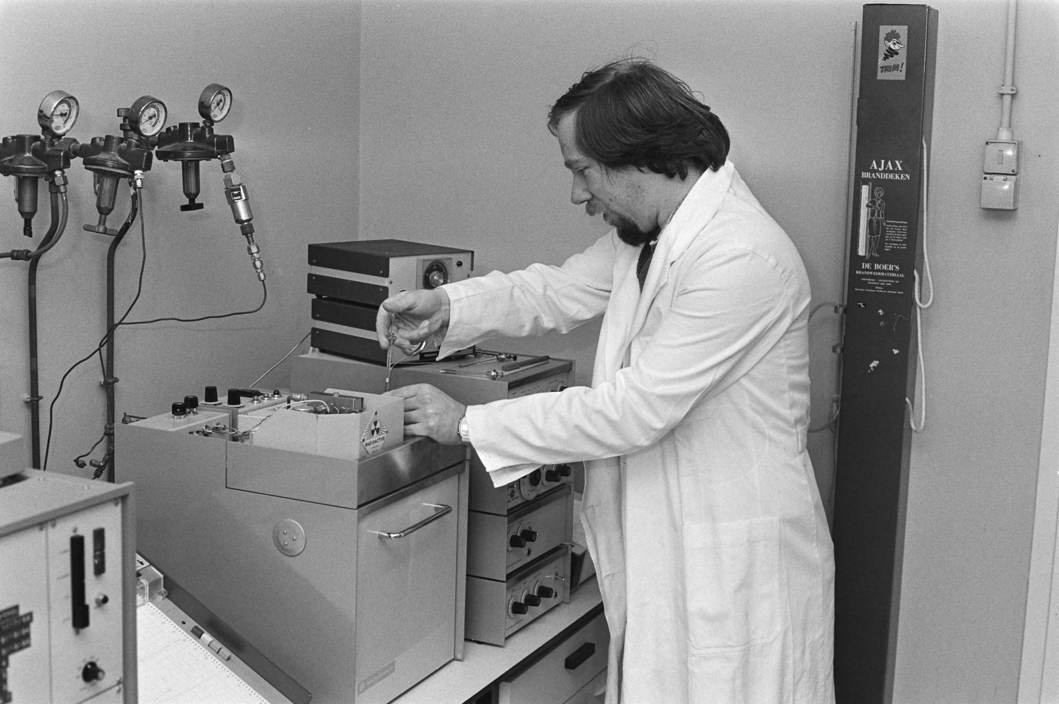 Fotocollectie Anefo — Op diverse plaatsen in Westland werd deze week landbouwgi Methyl-bromide in het drinkwater aangetroffen, Laboratorium in Scheveningen — Foto: Antonisse, Marcel / Anefo. Licentie: Set B: Rechtenvrij / Publiek Domein. Bron: Nationaal Archief. http://hdl.handle.net/10648/acf195dc-d0b4-102d-bcf8-003048976d84