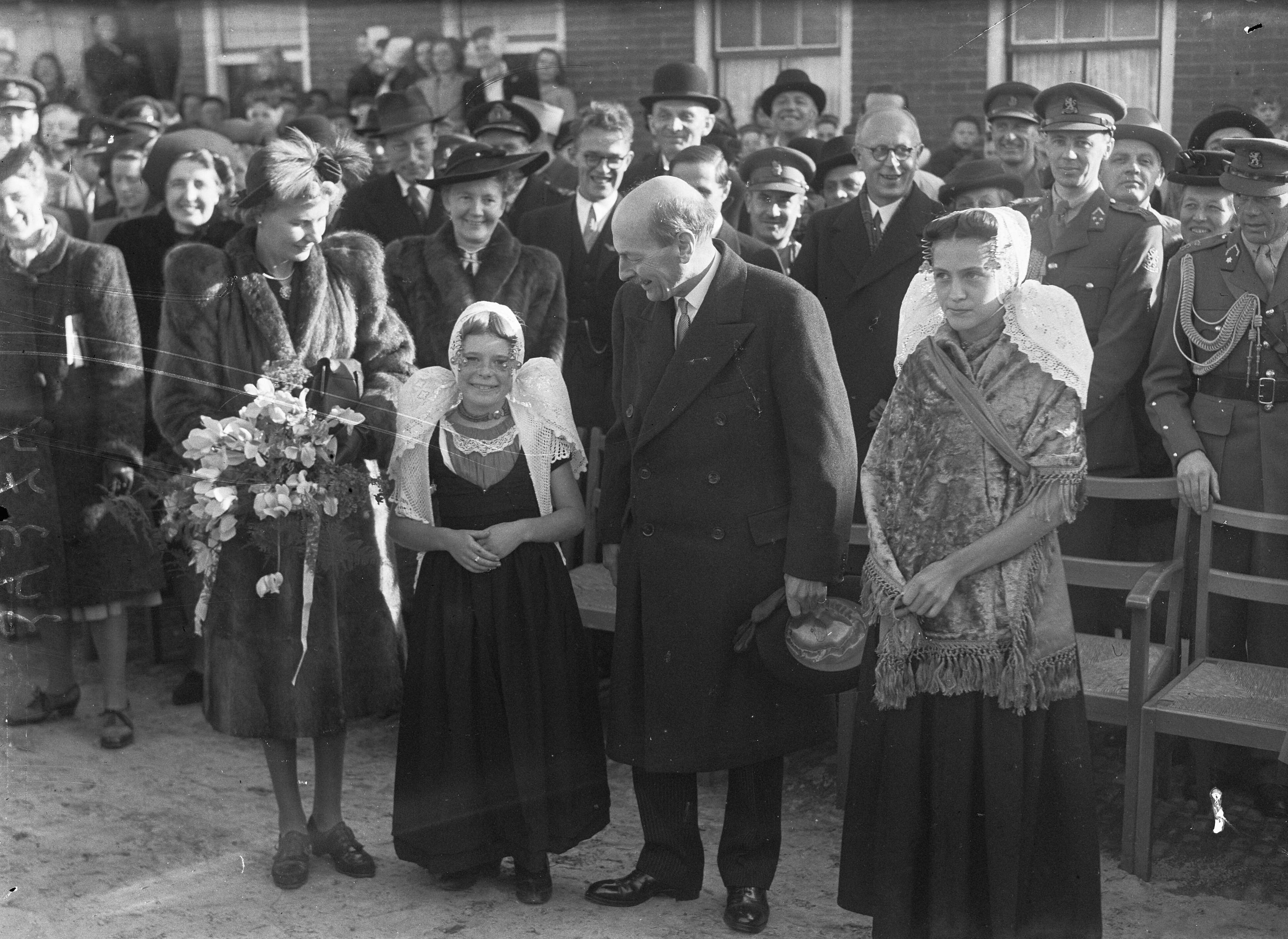 Fotocollectie Anefo — Opening Boomplantdag op Walcheren door prinses Juliana, in gezelschap van prins Bernhard. Het echtpaar Attlee met twee meisjes in klederdracht te Westkapelle — Foto: Sagers, Harry / Anefo. Licentie: Set B: Rechtenvrij / Publiek Domein. Bron: Nationaal Archief. http://hdl.handle.net/10648/a8af1738-d0b4-102d-bcf8-003048976d84