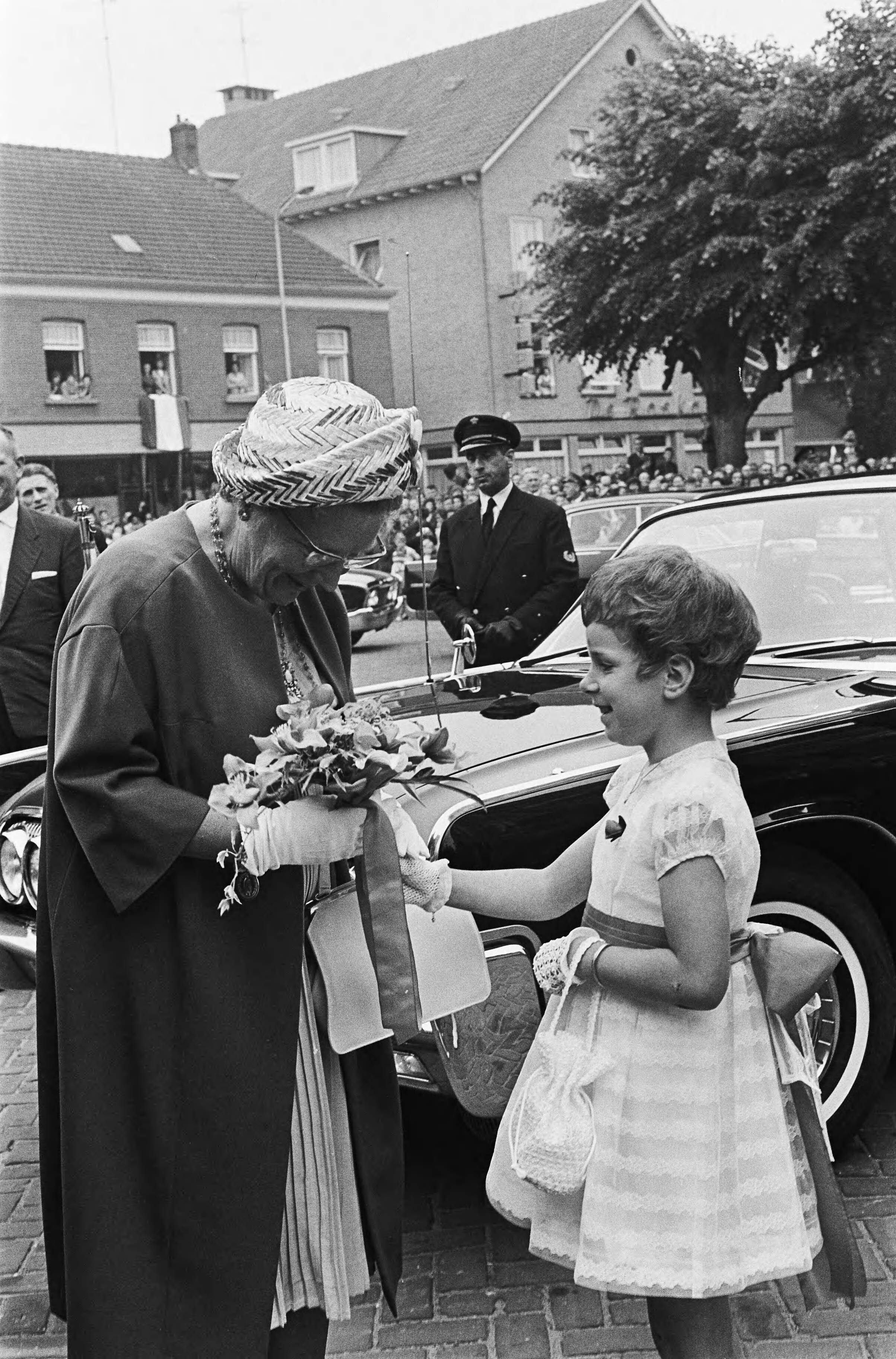 Koningin Juliana onthult het Van Gogh-monument in Zundert — Bij aankomst ontvangt de koningin bloemen — Foto: Fotograaf Onbekend / Anefo. Licentie: Set B: Rechtenvrij / Publiek Domein. Bron: Nationaal Archief. http://hdl.handle.net/10648/aa6af4de-d0b4-102d-bcf8-003048976d84