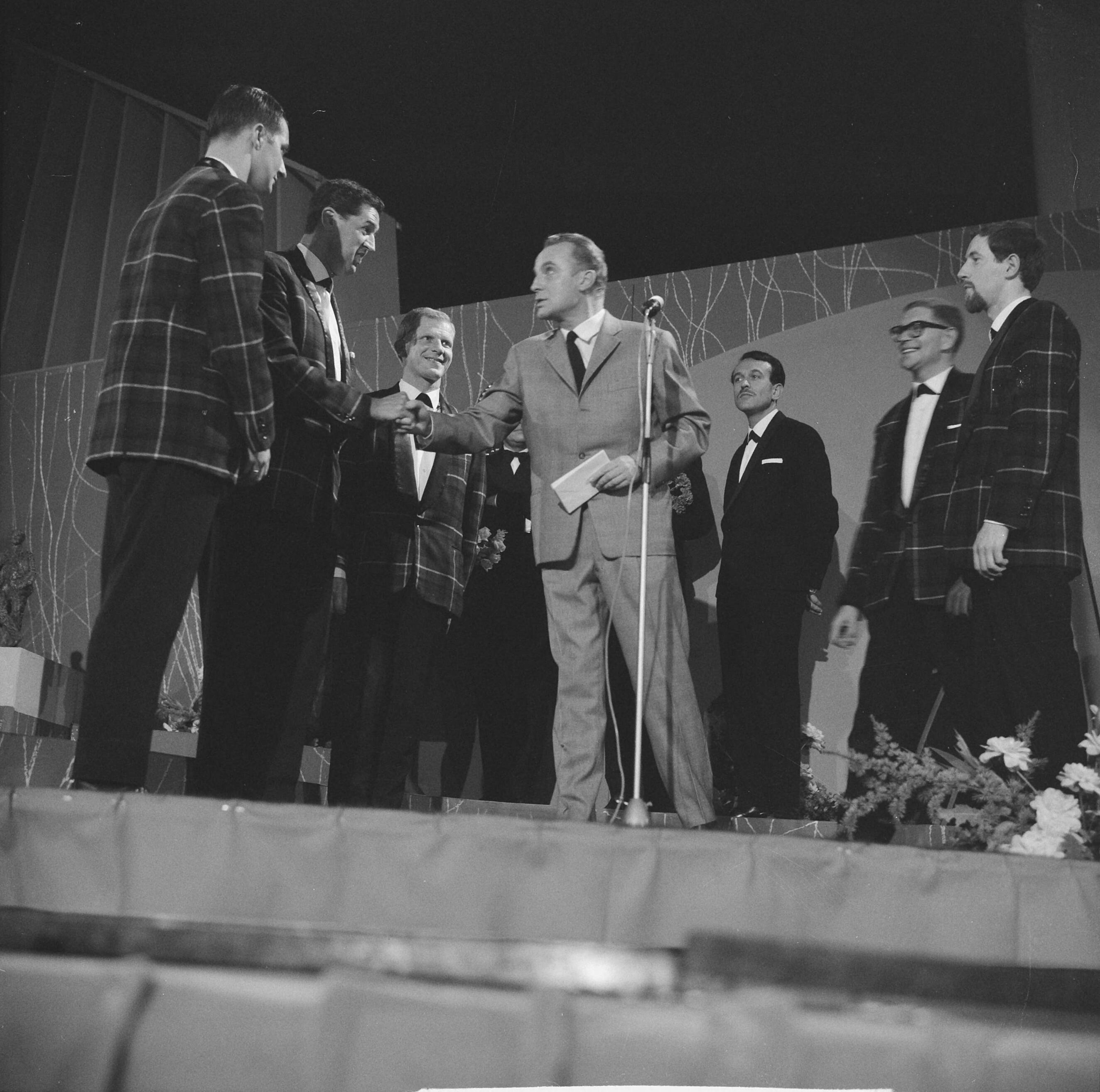 Grand Gala du Disque 1962 — Grand Gala du Disque , Wim Sonneveld en de Diamond Five, met 2e van rechts Cees Slinger — Foto: Koch, Eric / Anefo. Licentie: Set B: Rechtenvrij / Publiek Domein. Bron: Nationaal Archief. http://hdl.handle.net/10648/aa195f8e-d0b4-102d-bcf8-003048976d84
