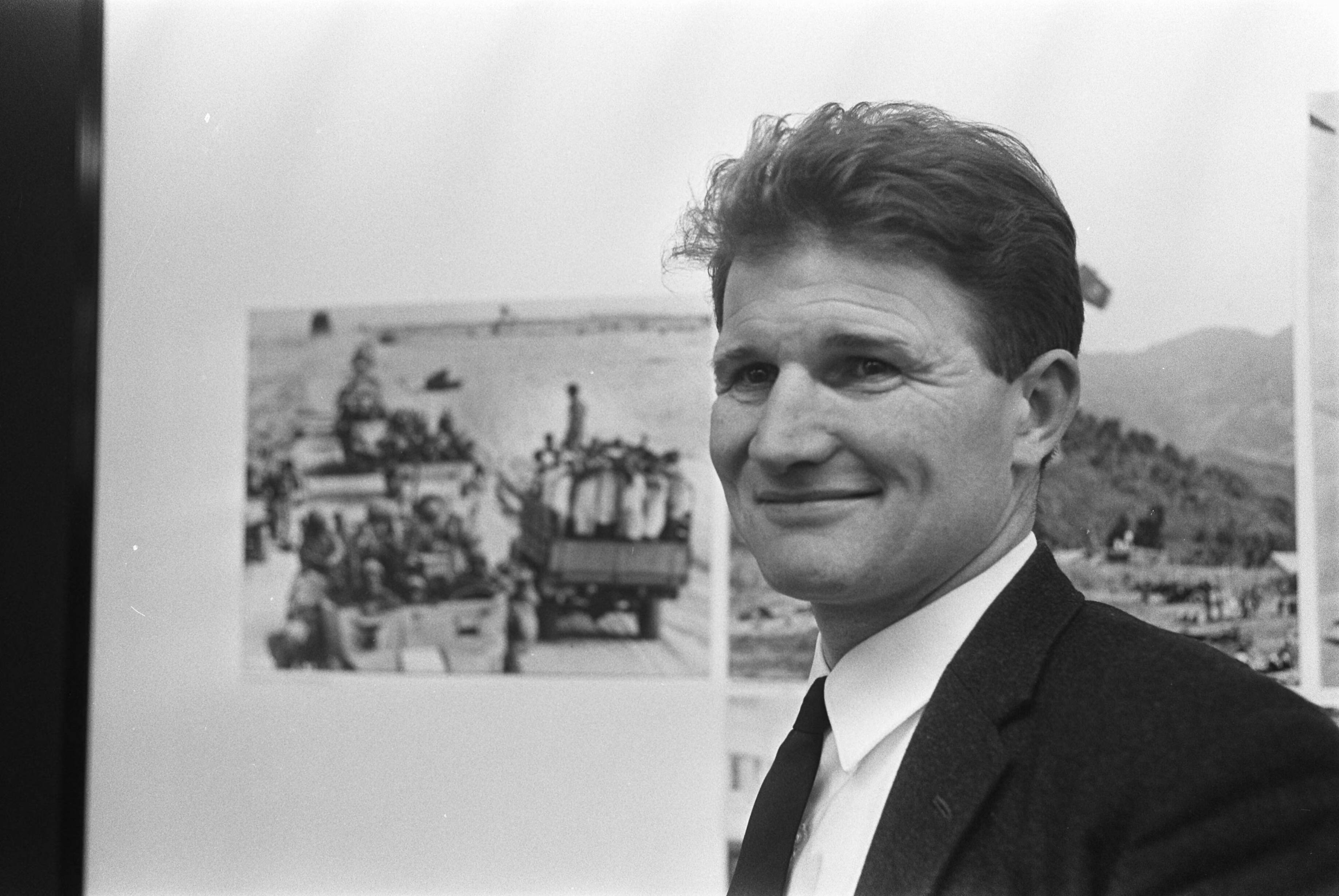 Fotocollectie Anefo — World Press Photo te Den Haag , Peter Skingley bij zijn fotoserie Zesdaagse oorlog — Foto: Koch, Eric / Anefo. Licentie: Set B: Rechtenvrij / Publiek Domein. Bron: Nationaal Archief. http://hdl.handle.net/10648/ab30107a-d0b4-102d-bcf8-003048976d84