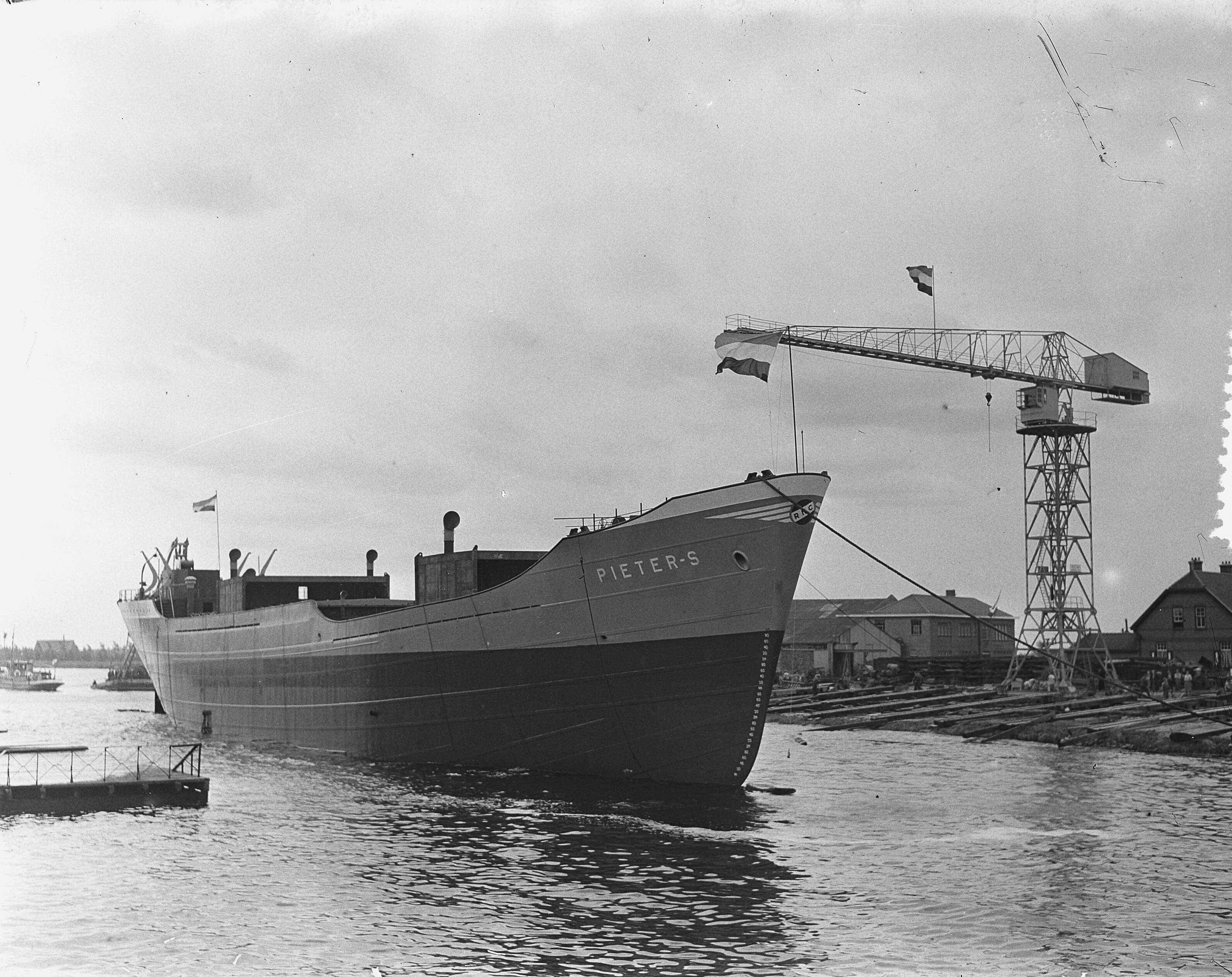 Fotocollectie Anefo — Tewaterlating van motorschip "Pieter S.", gebouw voor de Rotterdamse Kolencentrale bij de N.V. Terneuzense Scheepsbouwmaatschappij — Foto: Duinen, H. van / Anefo. Licentie: Set B: Rechtenvrij / Publiek Domein. Bron: Nationaal Archief. http://hdl.handle.net/10648/a91151dc-d0b4-102d-bcf8-003048976d84