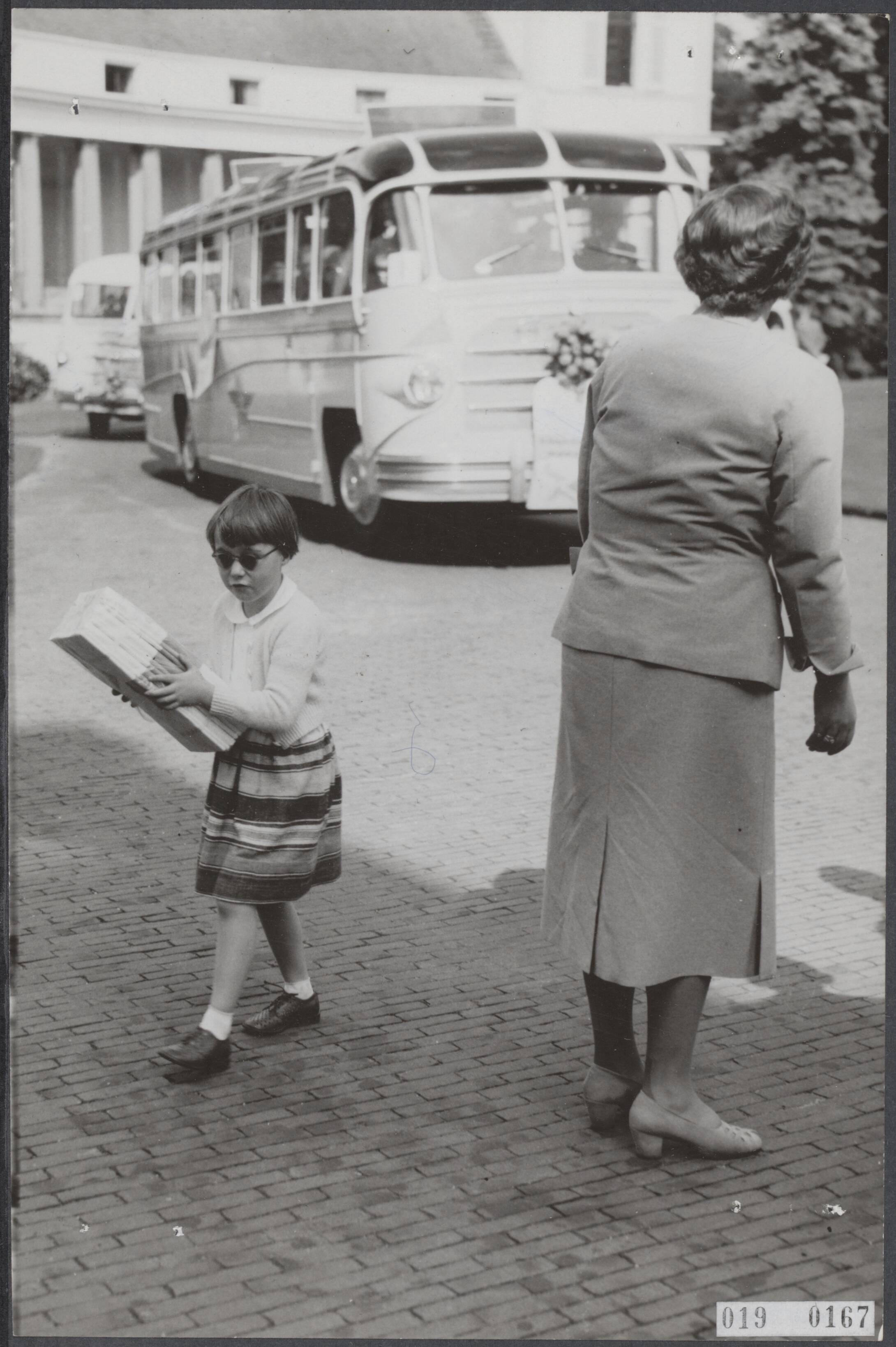 Fotocollectie Elsevier Binnenland — Op paleis Soestdijk heeft koningin Juliana een aantal ouden van dagen ontvangen. Prinses Marijke (Christina) mocht de geschenken die de bejaarden uit Heenvliet, Rotterdam, Gendt (Gld.) en Enschede meebrachten wegbrengen — Foto: Fotograaf Onbekend / Anefo. Licentie: Set B: Rechtenvrij / Publiek Domein. Bron: Nationaal Archief. http://hdl.handle.net/10648/adc5b394-d0b4-102d-bcf8-003048976d84