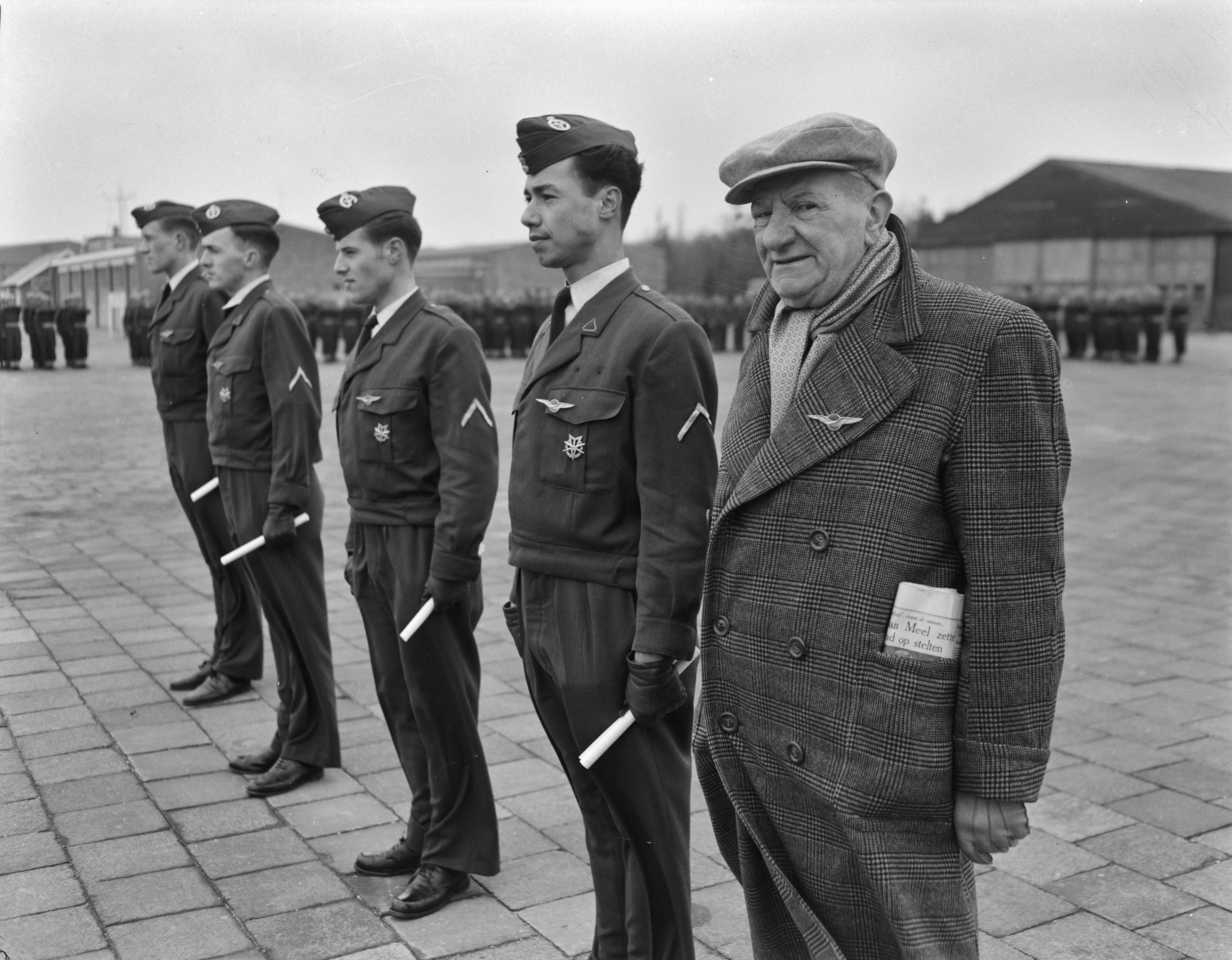 Fotocollectie Anefo — Groot militair vliegbrevet uitgereikt aan Nederlands eerste militaire vlieger, de 75-jarige Marinus van Meel. Naast Van Meel vier sergeant-vliegers die ook een vliegbrevet kregen — Foto: Rossem, Wim van / Anefo. Licentie: Set B: Rechtenvrij / Publiek Domein. Bron: Nationaal Archief. http://hdl.handle.net/10648/a9441b30-d0b4-102d-bcf8-003048976d84