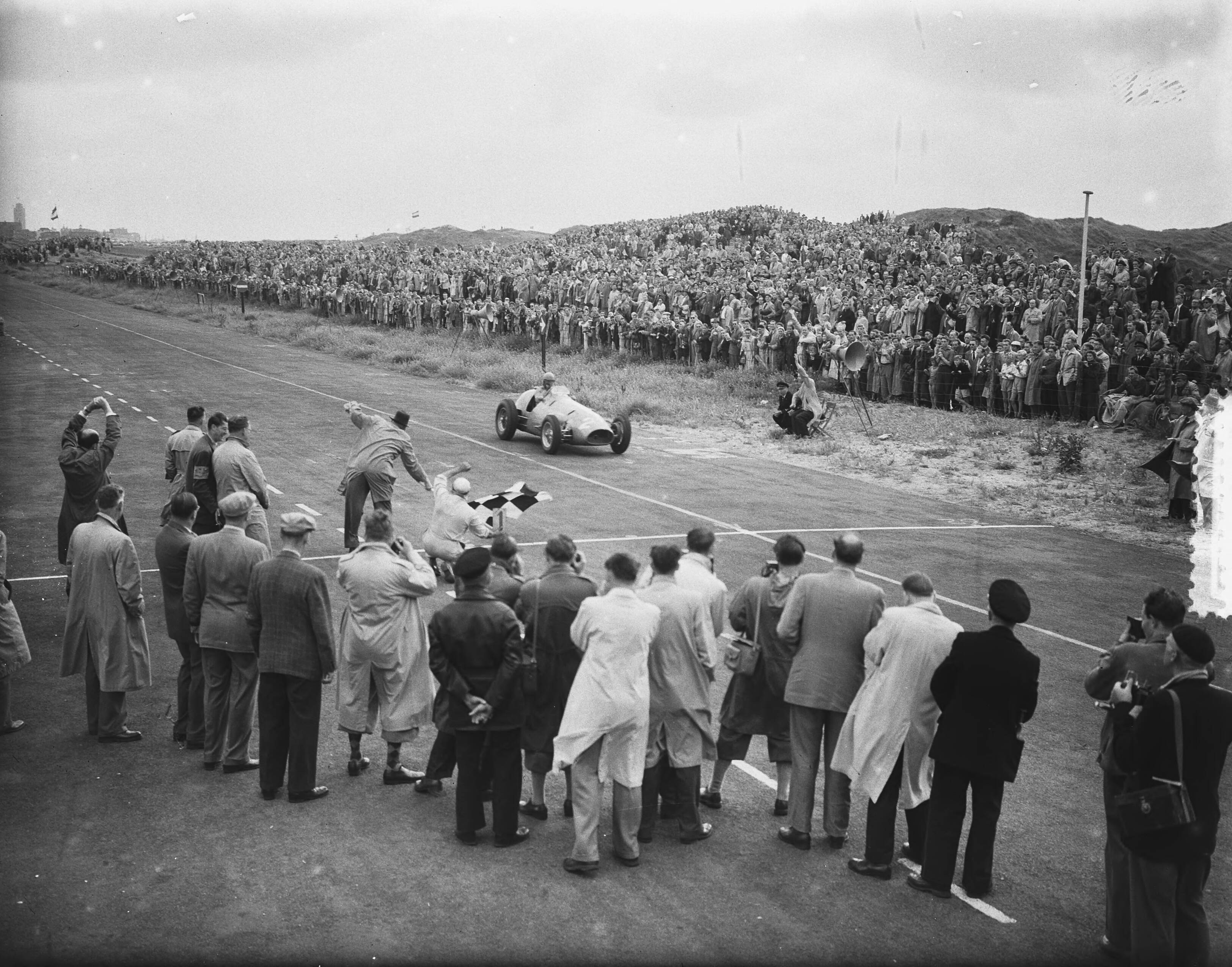 Grote Prijs van Nederland 1952 — Grote Prijs van Nederland op het circuit van Zandvoort. Finish van Alberto Ascari in zijn Ferrari 500 — Foto: Bilsen, Joop van / Anefo. Licentie: Set B: Rechtenvrij / Publiek Domein. Bron: Nationaal Archief. http://hdl.handle.net/10648/a8fe7454-d0b4-102d-bcf8-003048976d84