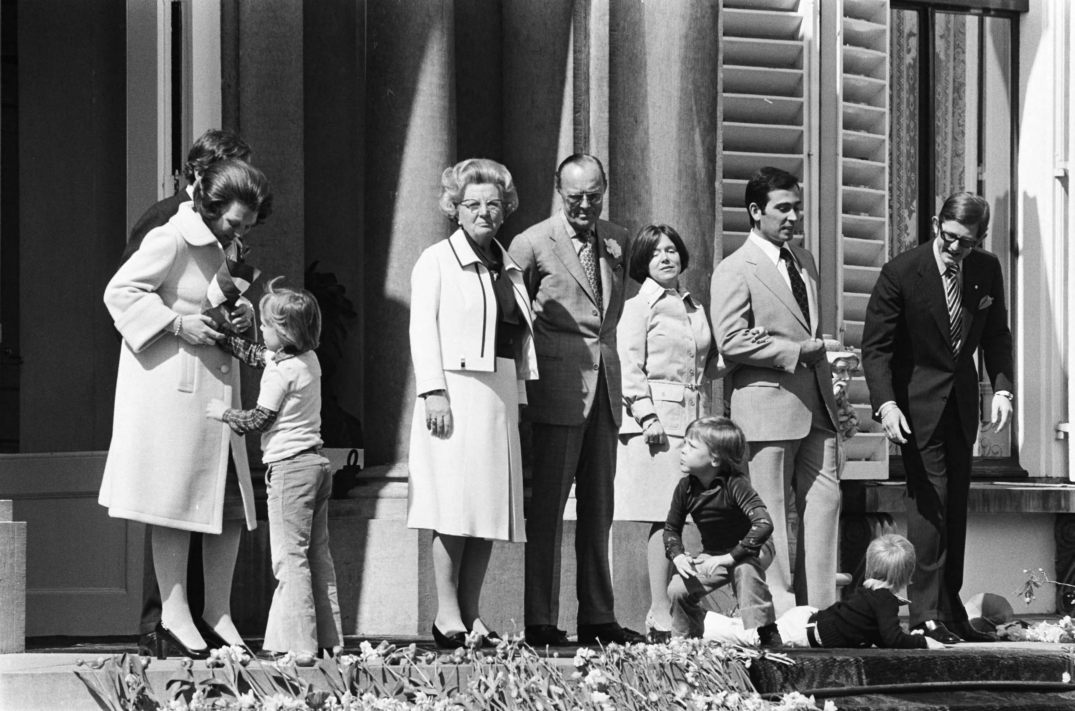 Defilé Paleis Soestdijk — Leden van de koninklijke familie op het bordes — Foto: Verhoeff, Bert / Anefo. Licentie: Set B: Rechtenvrij / Publiek Domein. Bron: Nationaal Archief. http://hdl.handle.net/10648/ac67aed0-d0b4-102d-bcf8-003048976d84