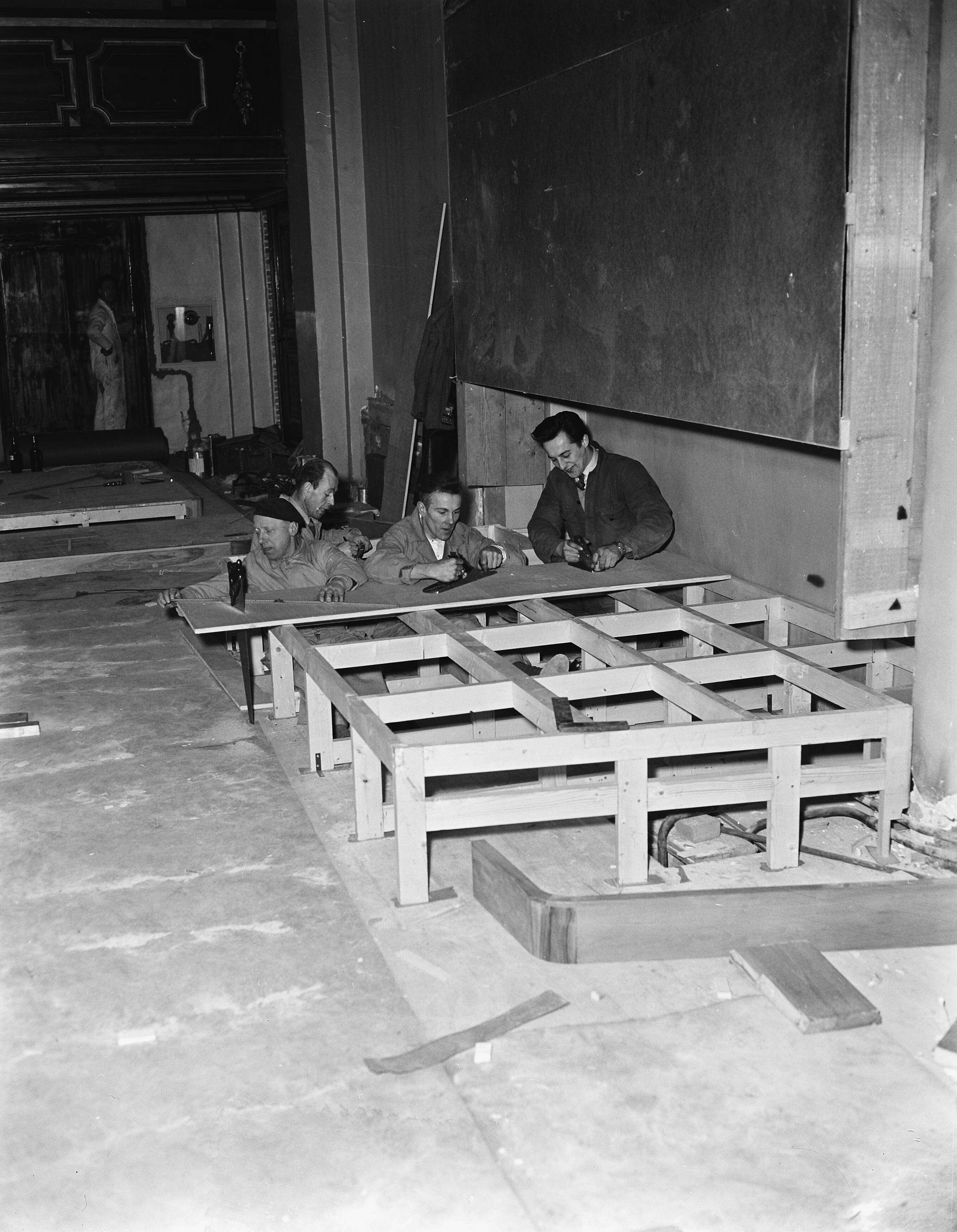 Fotocollectie Anefo — Restauratie vergaderzaal Eerste Kamer in Den Haag — Foto: Pot, Harry / Anefo. Licentie: Set B: Rechtenvrij / Publiek Domein. Bron: Nationaal Archief. http://hdl.handle.net/10648/a943a5ba-d0b4-102d-bcf8-003048976d84