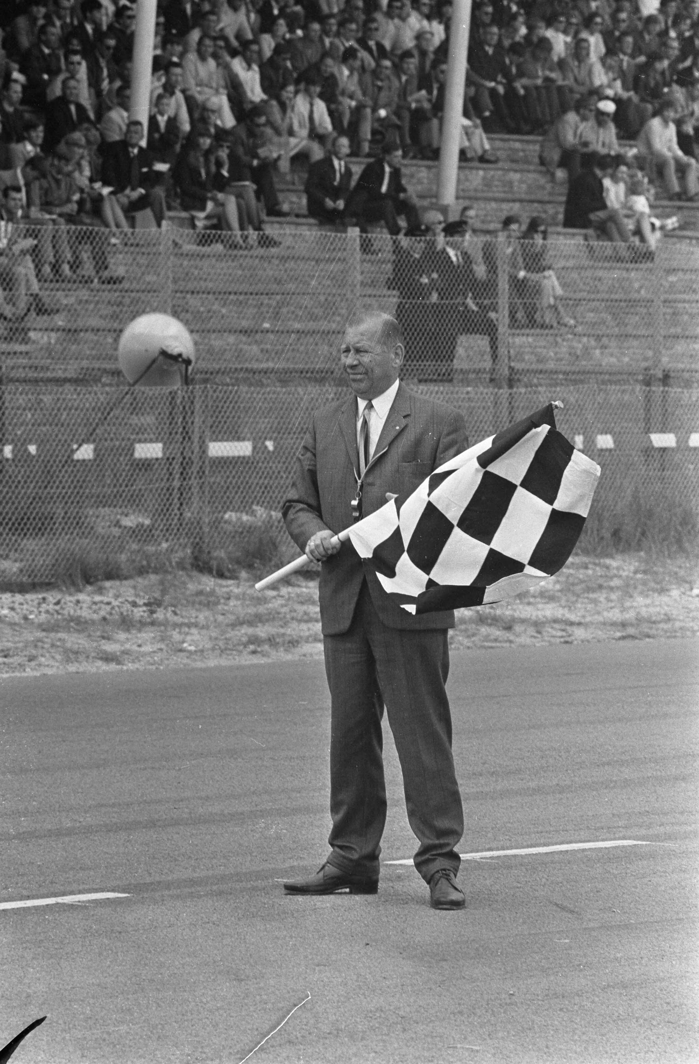 Autoraces in Zandvoort — Wedstrijdleider Jaap Zwart (met finishvlag) — Foto: Fotograaf Onbekend / Anefo. Licentie: Set B: Rechtenvrij / Publiek Domein. Bron: Nationaal Archief. http://hdl.handle.net/10648/ab48e00a-d0b4-102d-bcf8-003048976d84