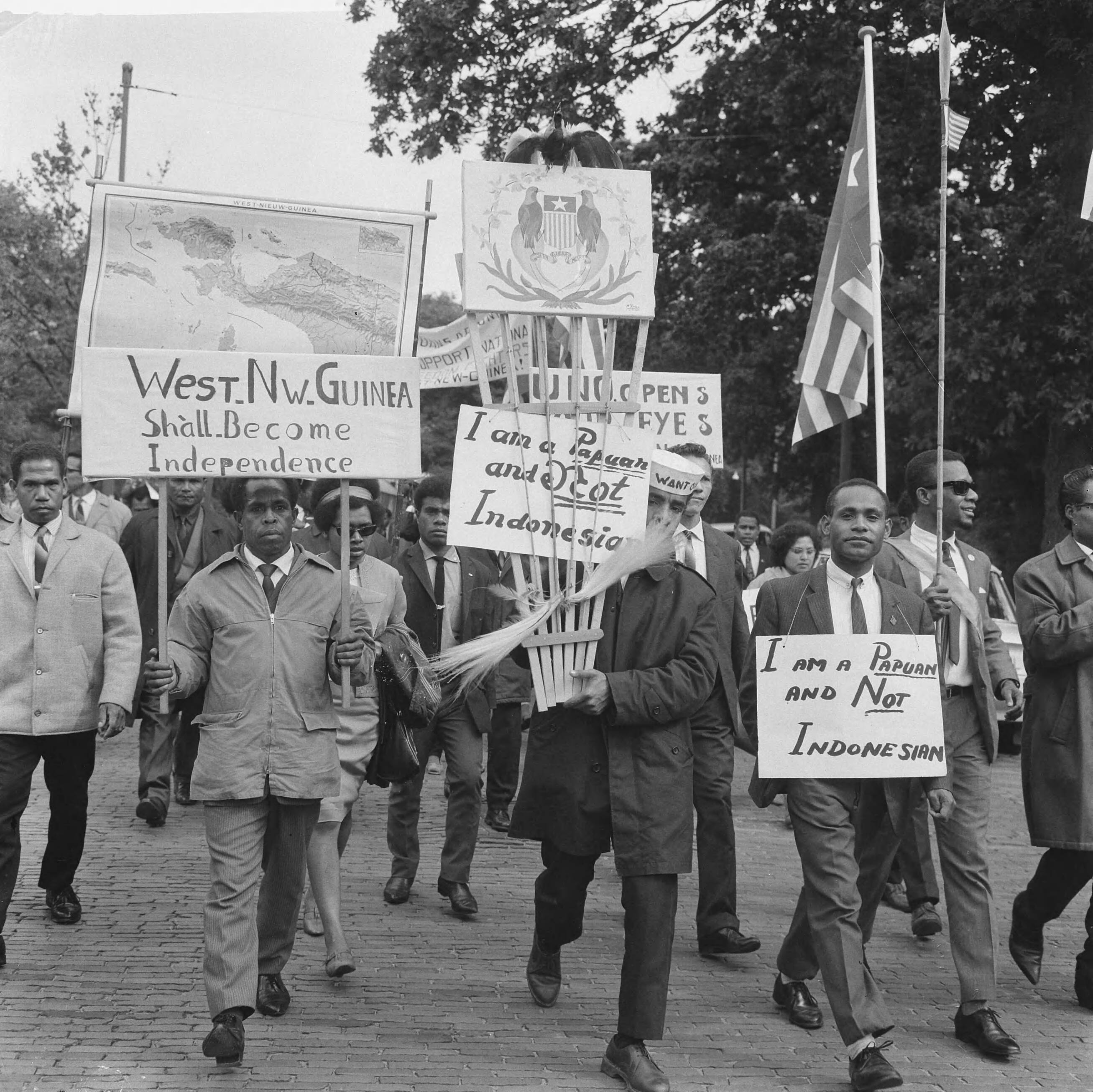 Fotocollectie Anefo — Papoea's demonstreren in Den Haag, Papoea's met protestborden — Foto: Evers, Joost / Anefo. Licentie: Set B: Rechtenvrij / Publiek Domein. Bron: Nationaal Archief. http://hdl.handle.net/10648/aabc5fae-d0b4-102d-bcf8-003048976d84