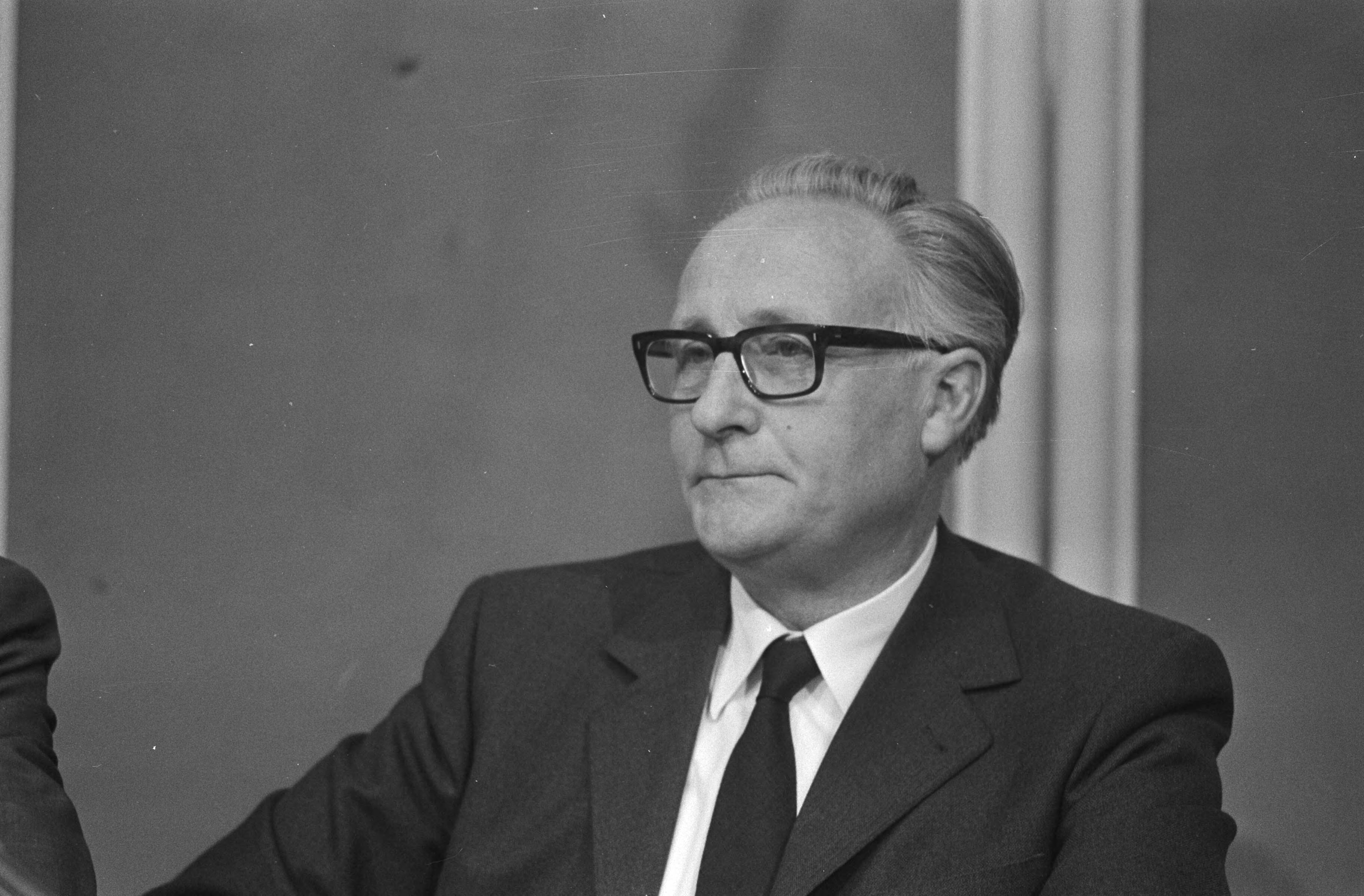 André Kloos volgt Jan Broeksz op als voorzitter van de VARA te Hilversum — Broeksz — Foto: Fotograaf Onbekend / Anefo. Licentie: Set B: Rechtenvrij / Publiek Domein. Bron: Nationaal Archief. http://hdl.handle.net/10648/abbe6186-d0b4-102d-bcf8-003048976d84