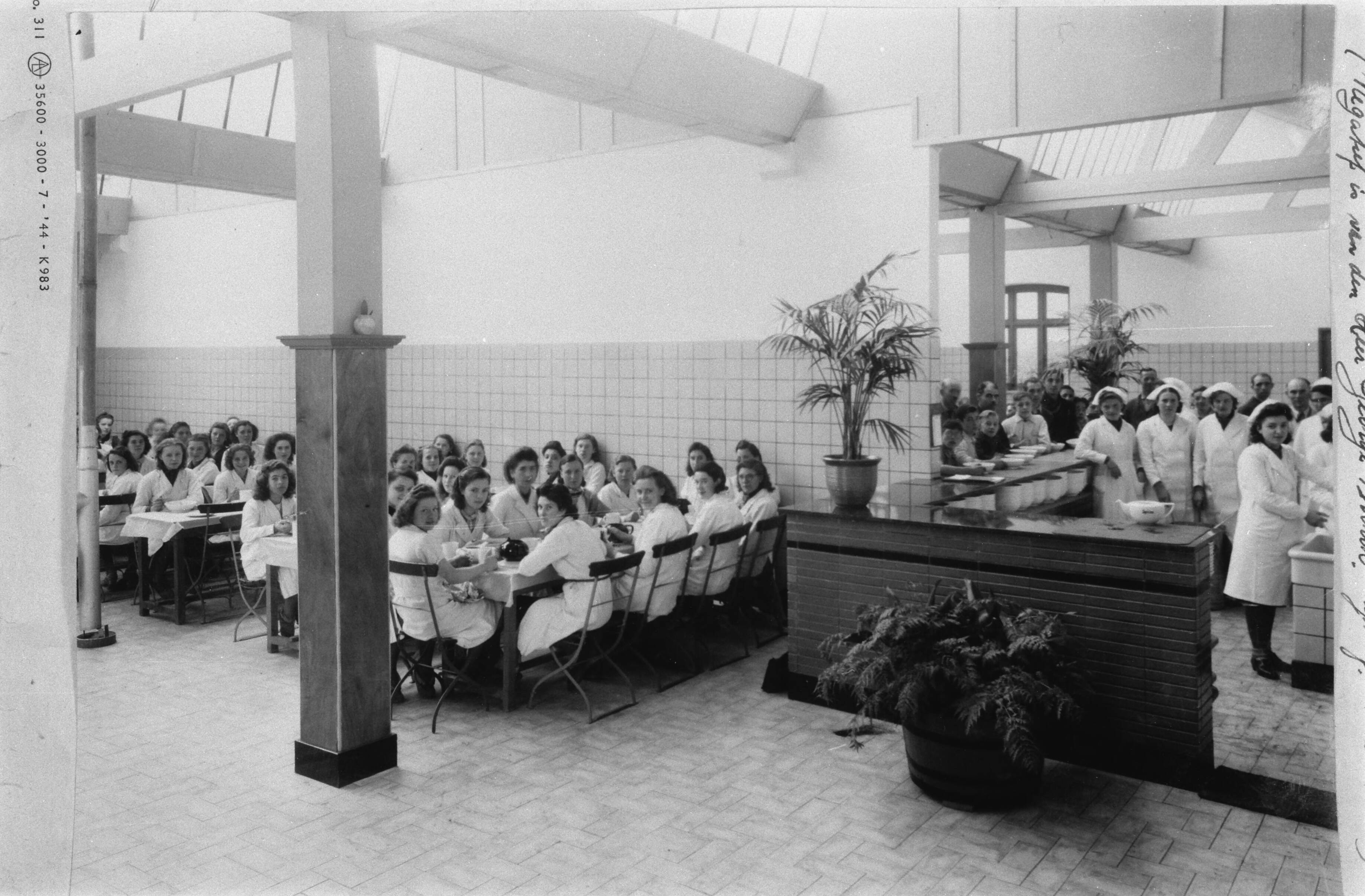 Fotocollectie Arbeidsinspectie — 3.5x3.5 Schaftlokaal van de NV de Sphinx te Limmel (Maastricht) — Foto: Onbekend / Publiek Domein of Rechtenvrij. Licentie: Set B: Rechtenvrij / Publiek Domein. Bron: Nationaal Archief. http://hdl.handle.net/10648/ad9e9584-d0b4-102d-bcf8-003048976d84