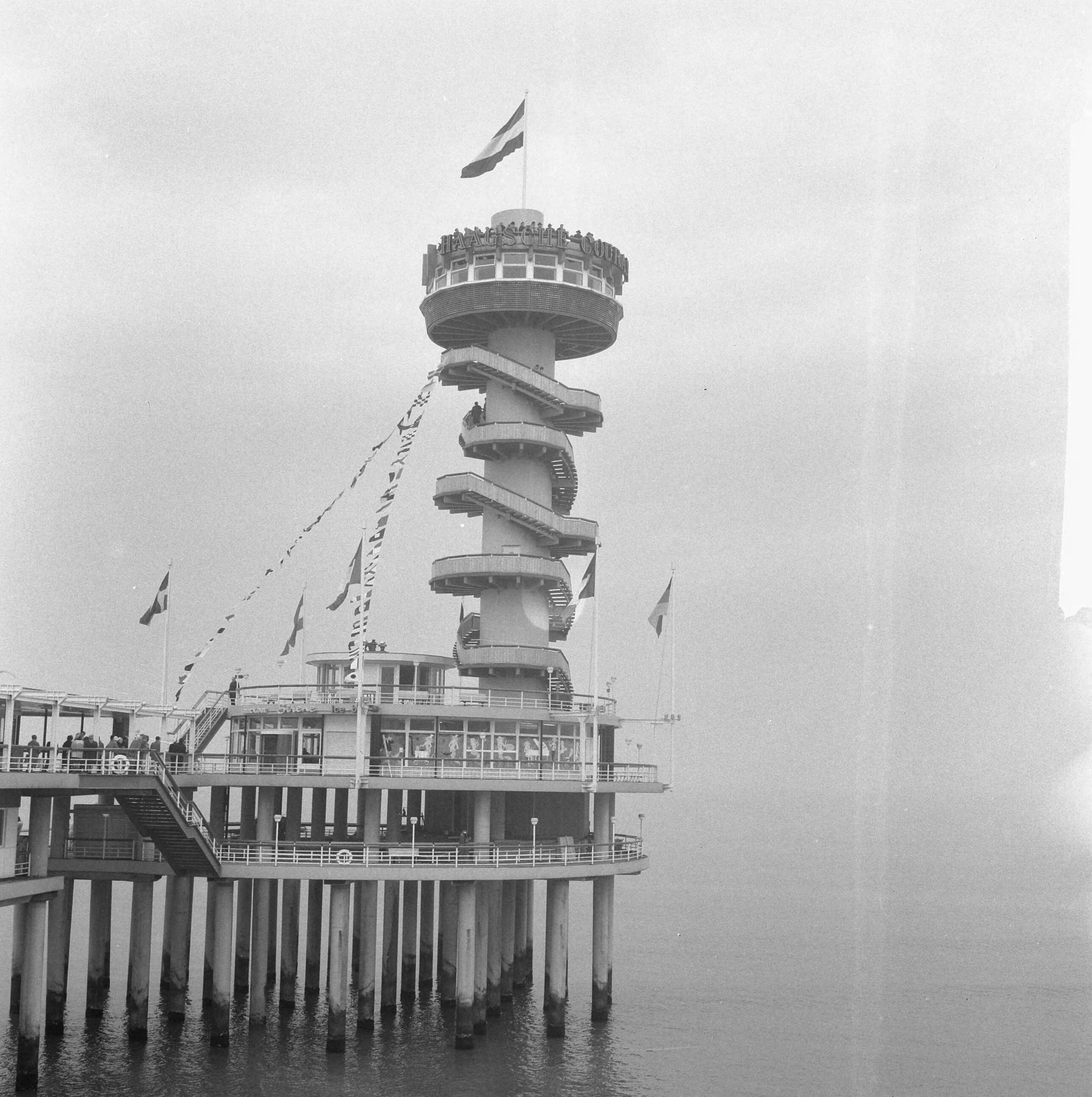 Fotocollectie Anefo — Uitkijktoren op de Pier van Scheveningen geopend — Foto: Koch, Eric / Anefo. Licentie: Set B: Rechtenvrij / Publiek Domein. Bron: Nationaal Archief. http://hdl.handle.net/10648/aa02ec36-d0b4-102d-bcf8-003048976d84