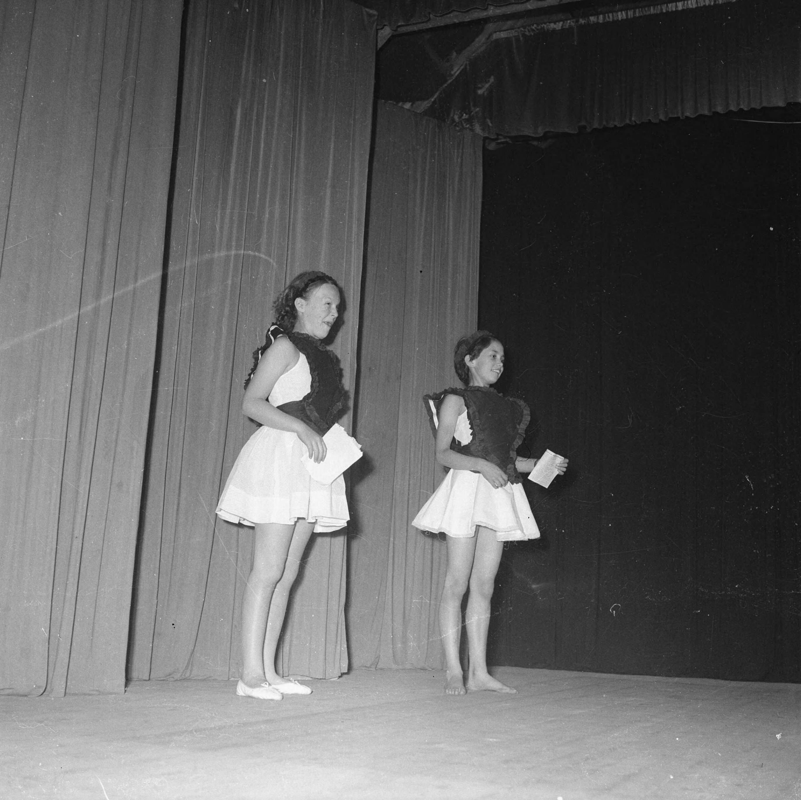 Fotocollectie RVD / Koninklijk Huis — Prinses Irene tijdens uitvoering ballet in het Plankenierstheater te Huizen, 1952 — Foto: Rousel (repro) / RVD. Licentie: Set B: Rechtenvrij / Publiek Domein. Bron: Nationaal Archief. http://hdl.handle.net/10648/afb71634-d0b4-102d-bcf8-003048976d84