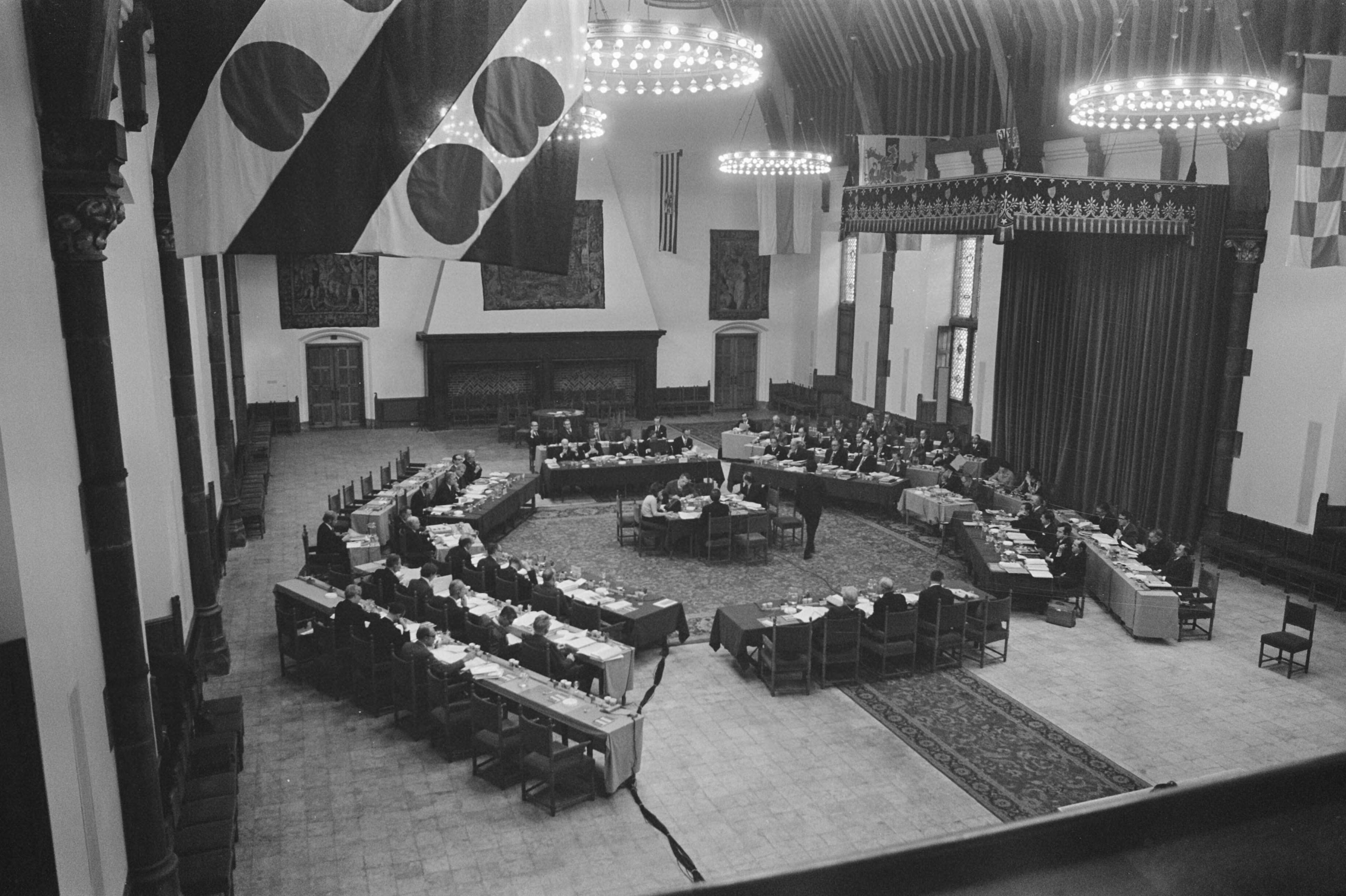 Fotocollectie Anefo — Milieucongres over de Rijn in de Ridderzaal te Den Haag overzicht — Foto: Peters, Hans / Anefo. Licentie: Set B: Rechtenvrij / Publiek Domein. Bron: Nationaal Archief. http://hdl.handle.net/10648/abfaa70e-d0b4-102d-bcf8-003048976d84