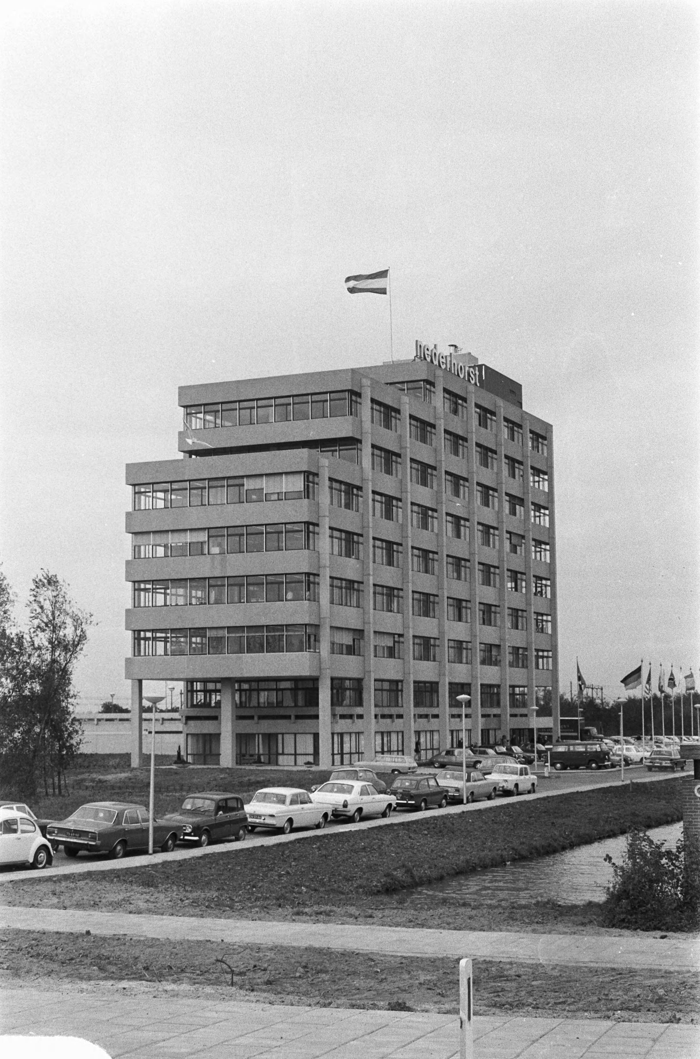 Fotocollectie Anefo — Prins Bernhard opent kantoor Verenigde Bedrijven Nederhorst Gouda, exterieur — Foto: Mieremet, Rob / Anefo. Licentie: Set B: Rechtenvrij / Publiek Domein. Bron: Nationaal Archief. http://hdl.handle.net/10648/abd46ba2-d0b4-102d-bcf8-003048976d84