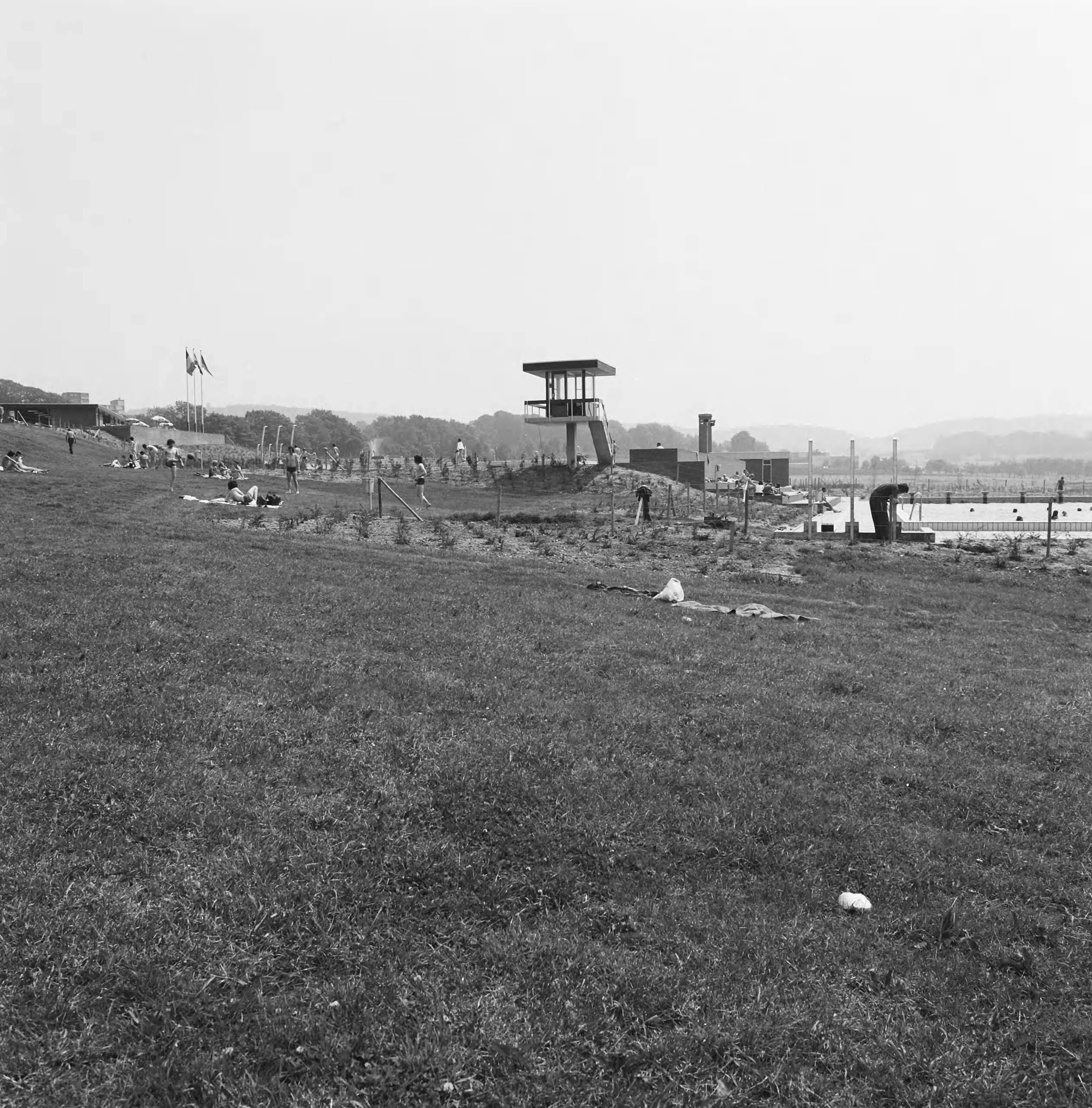 Fotocollectie Nederlandse Heidemaatschappij — Openlucht zwembad te Vaals. Ontwerp A.A. — Foto: Fotograaf Onbekend / Heidemij. Licentie: Set B: Rechtenvrij / Publiek Domein. Bron: Nationaal Archief. http://hdl.handle.net/10648/ae83a1c4-d0b4-102d-bcf8-003048976d84