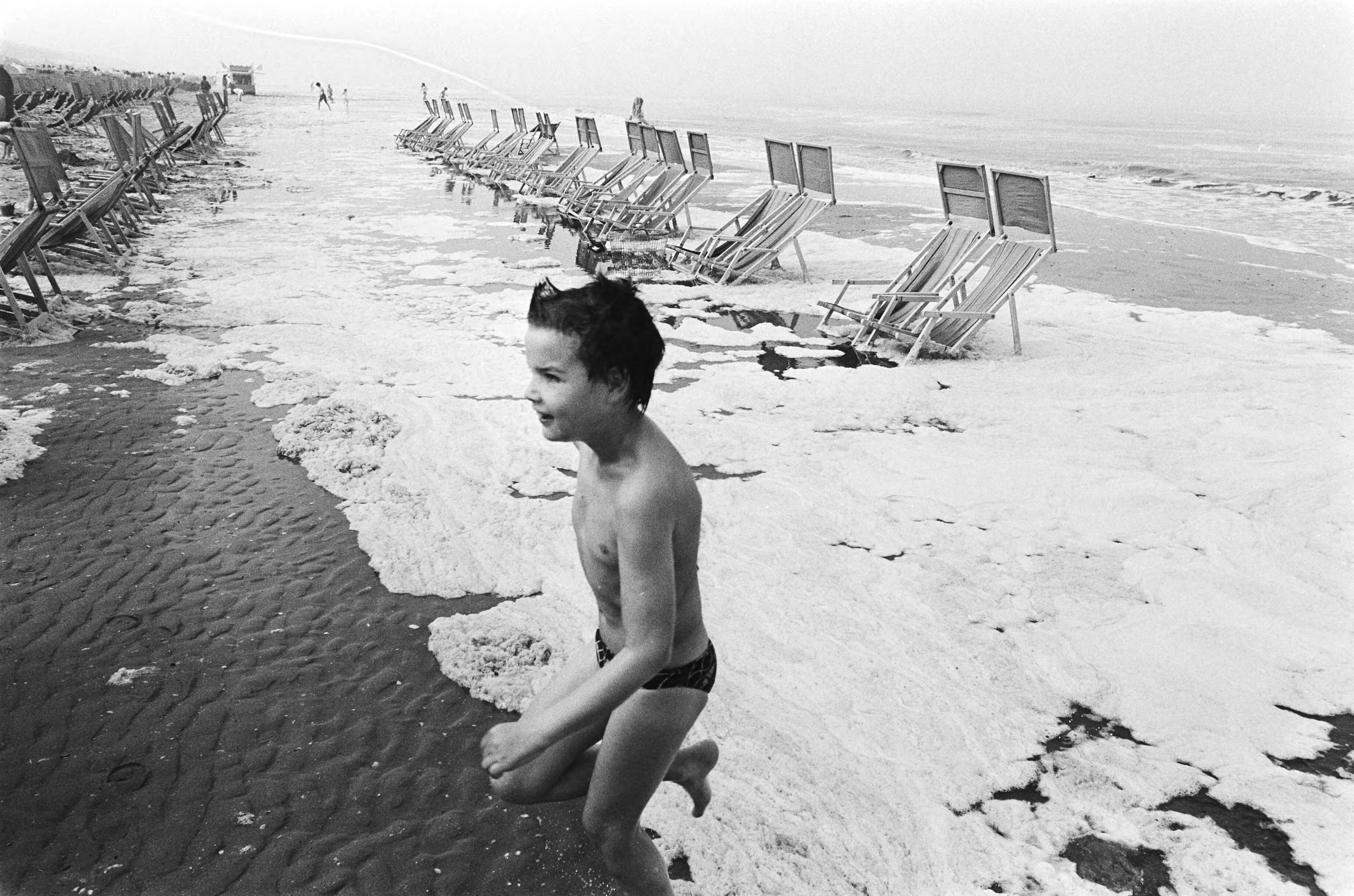 Fotocollectie Anefo — Bewolking en strook stinkend schuim (foto) op strand bij Zandvoort houdt strand stil — Foto: Bogaerts, Rob / Anefo. Licentie: Set B: Rechtenvrij / Publiek Domein. Bron: Nationaal Archief. http://hdl.handle.net/10648/ad179b4c-d0b4-102d-bcf8-003048976d84