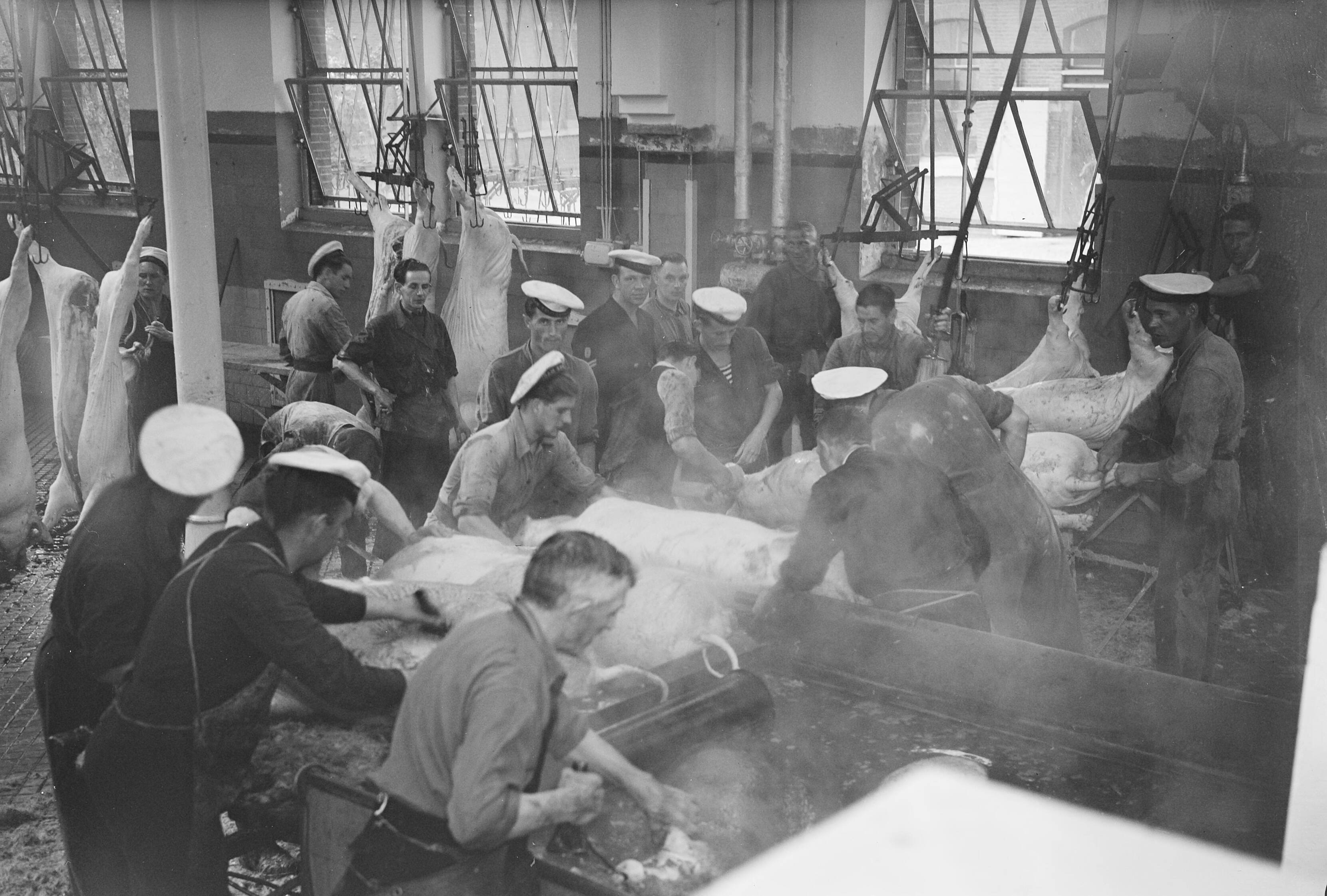 Fotocollectie Anefo — Commissie MOC Hilversum Le Grand op abattoir Utrecht — Foto: Oorschot, […] van / Anefo. Licentie: Set B: Rechtenvrij / Publiek Domein. Bron: Nationaal Archief. http://hdl.handle.net/10648/a8ce16a6-d0b4-102d-bcf8-003048976d84