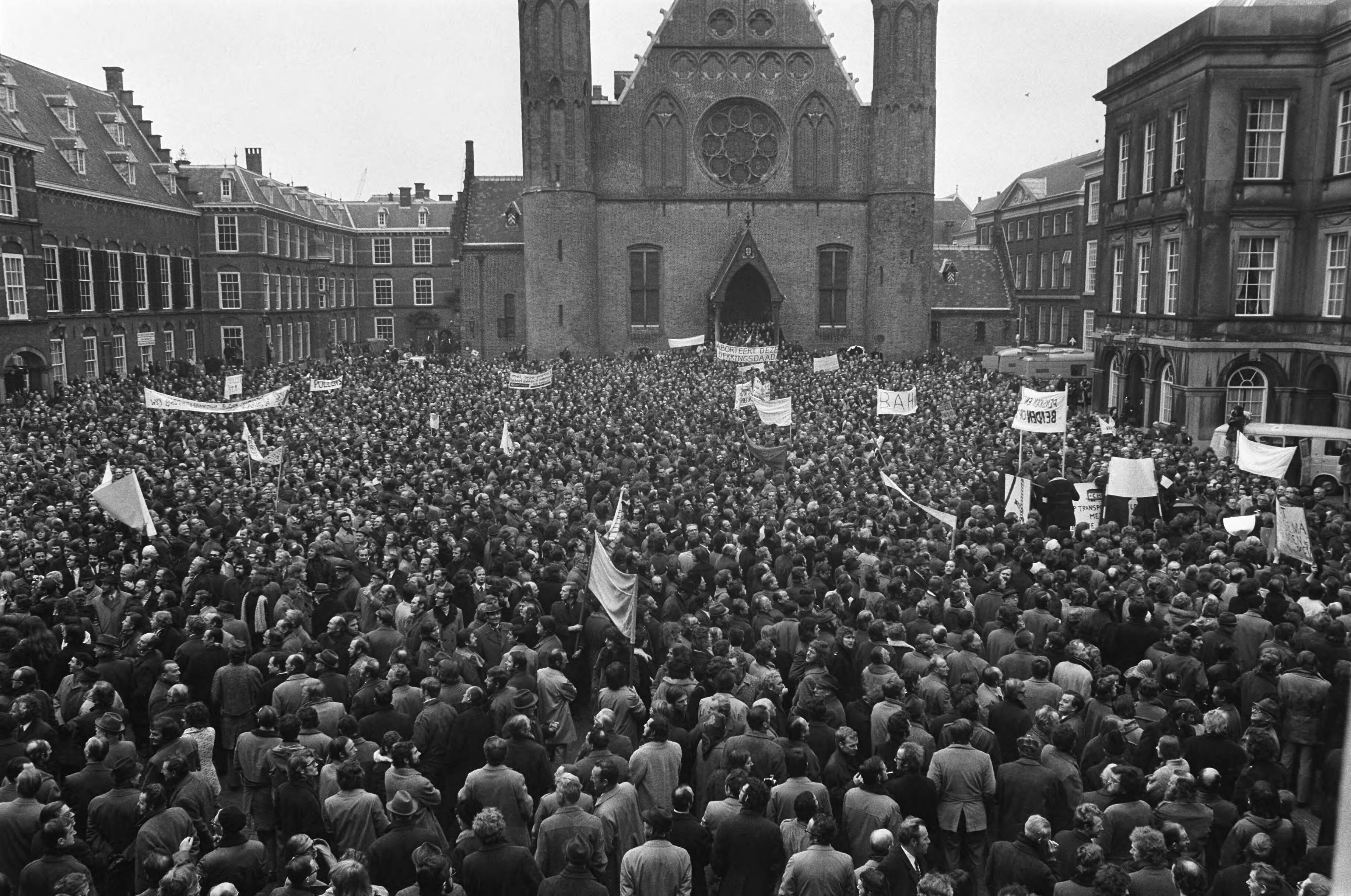 Fotocollectie Anefo — Ambtenaren (meer dan 40.000) demonstreren in Den Haag , de demonstranten op het Binnenhof — Foto: Peters, Hans / Anefo. Licentie: Set B: Rechtenvrij / Publiek Domein. Bron: Nationaal Archief. http://hdl.handle.net/10648/ac2457a2-d0b4-102d-bcf8-003048976d84