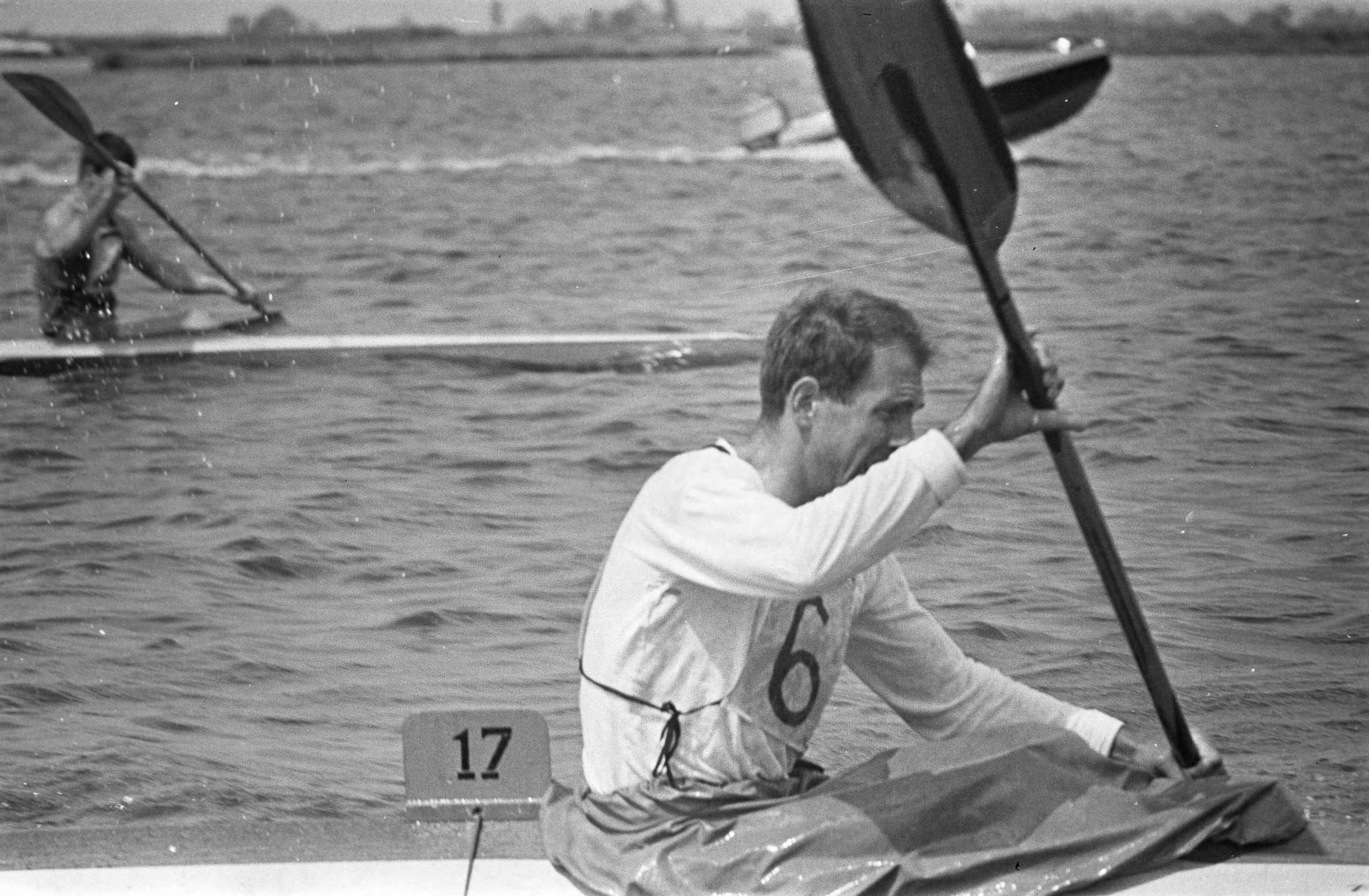 Fotocollectie Anefo — Kanowedstrijd in Wormer, de winnaar van de 500 meter K1 heren senioren, Toon Geurts gaat over de finish — Foto: Gelderen, Hugo van / Anefo. Licentie: Set B: Rechtenvrij / Publiek Domein. Bron: Nationaal Archief. http://hdl.handle.net/10648/aa6fc75c-d0b4-102d-bcf8-003048976d84