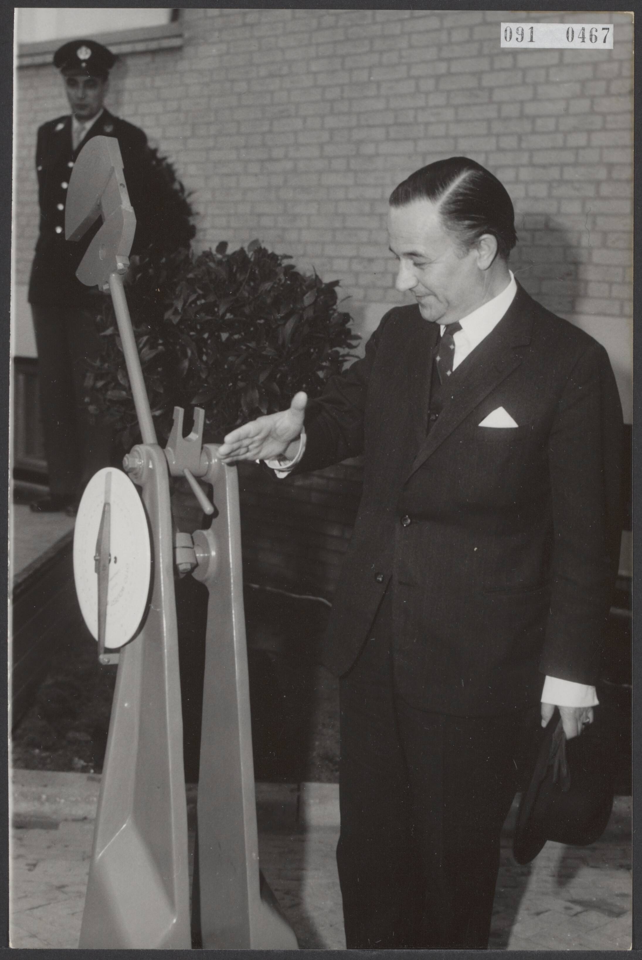 Fotocollectie Elsevier Binnenland — Opening van het wetenschappelijk paviljoen van de Koninklijke Militaire Academie door minister van Defensie P.J.S. de Jong, door het overhalen van een handel — Foto: Bilsen, Joop van / Anefo. Licentie: Set B: Rechtenvrij / Publiek Domein. Bron: Nationaal Archief. http://hdl.handle.net/10648/ae2012bc-d0b4-102d-bcf8-003048976d84