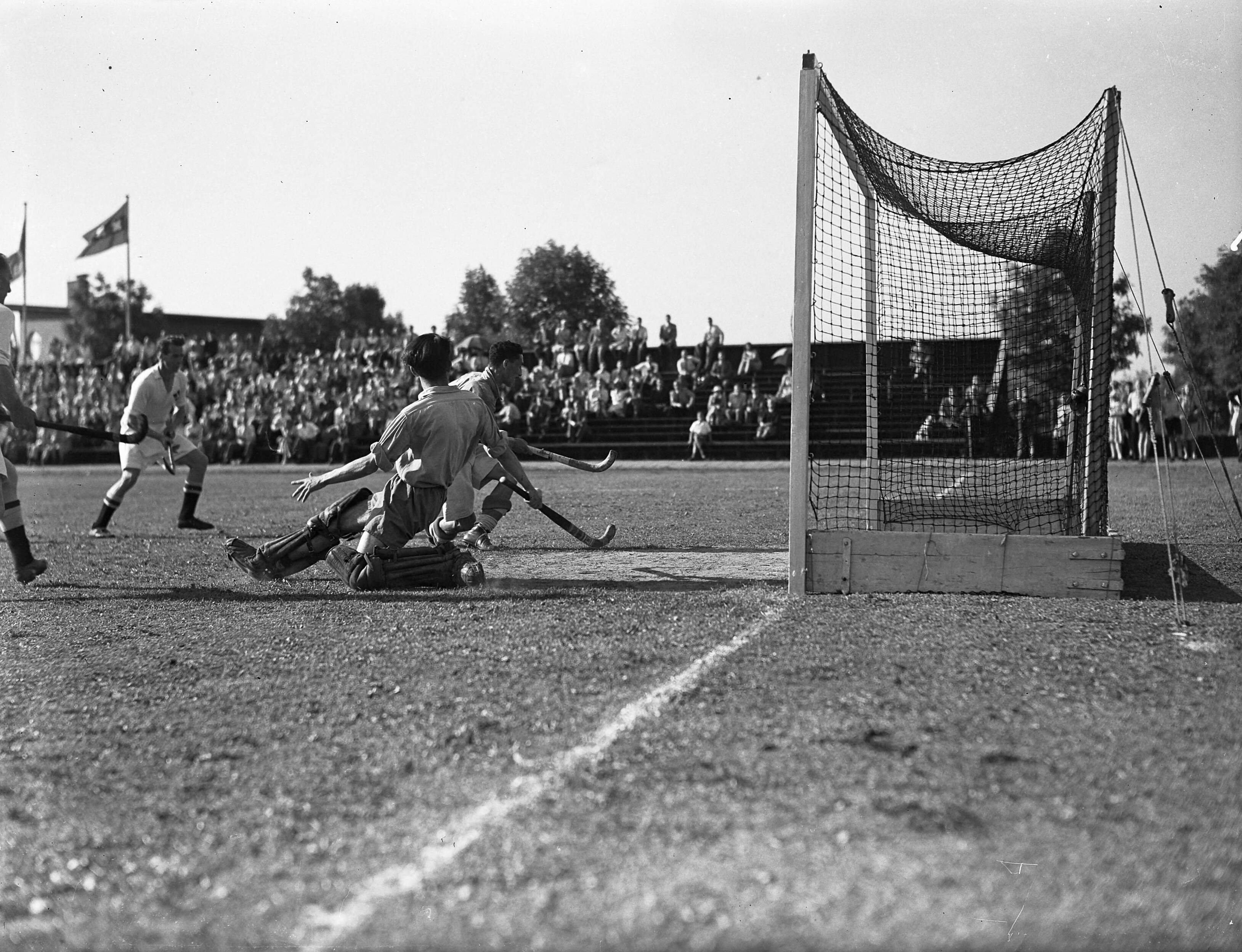 Fotocollectie Anefo — Hockey. Holland tegen Denemarken 2-2 — Foto: Noske, J.D. / Anefo. Licentie: Set B: Rechtenvrij / Publiek Domein. Bron: Nationaal Archief. http://hdl.handle.net/10648/a8a8c982-d0b4-102d-bcf8-003048976d84
