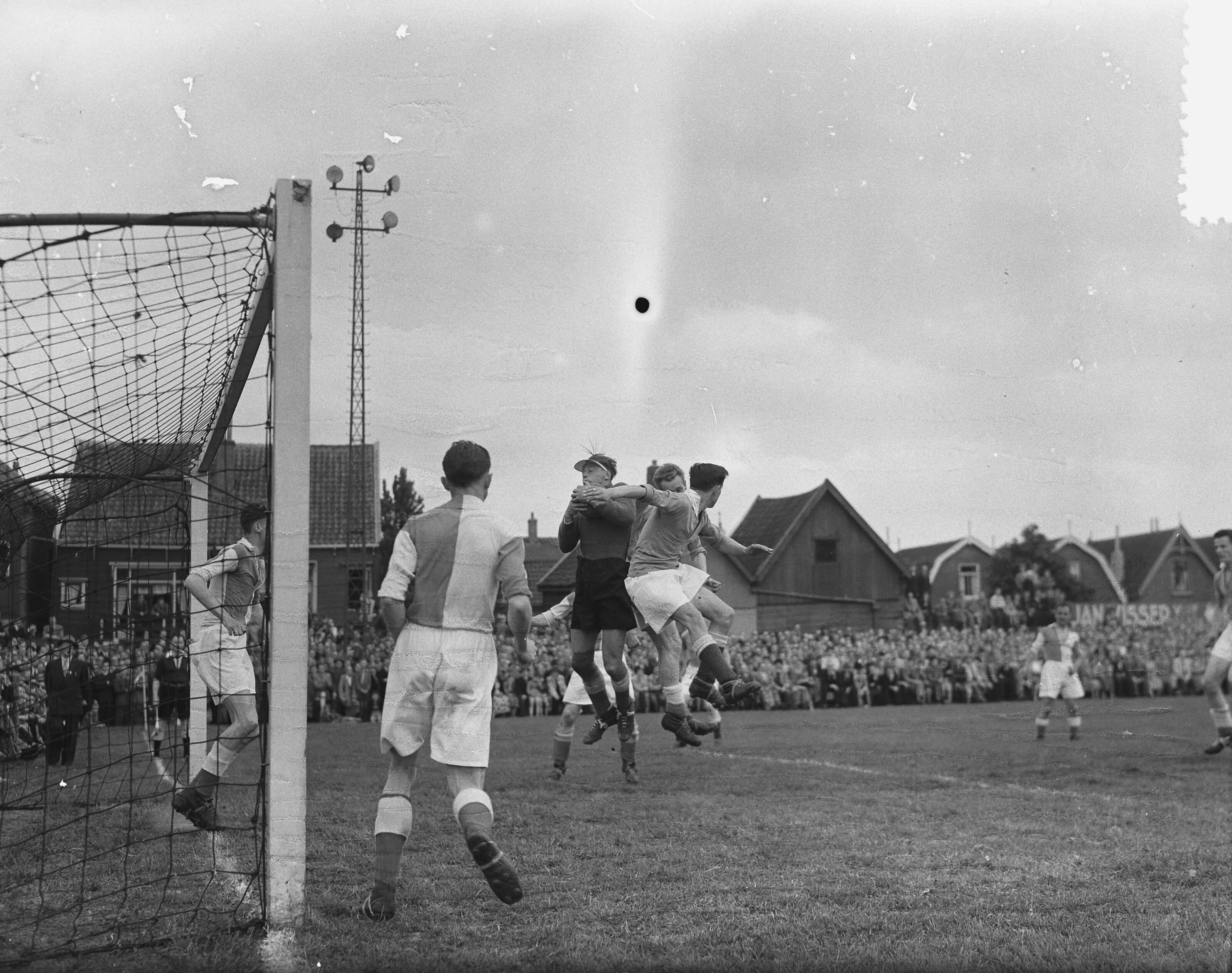 Fotocollectie Anefo — Voetbal. ZFC tegen Oosterparkers 2-1. Spelmoment — Foto: Duinen, H. van / Anefo. Licentie: Set B: Rechtenvrij / Publiek Domein. Bron: Nationaal Archief. http://hdl.handle.net/10648/a90d5dfc-d0b4-102d-bcf8-003048976d84