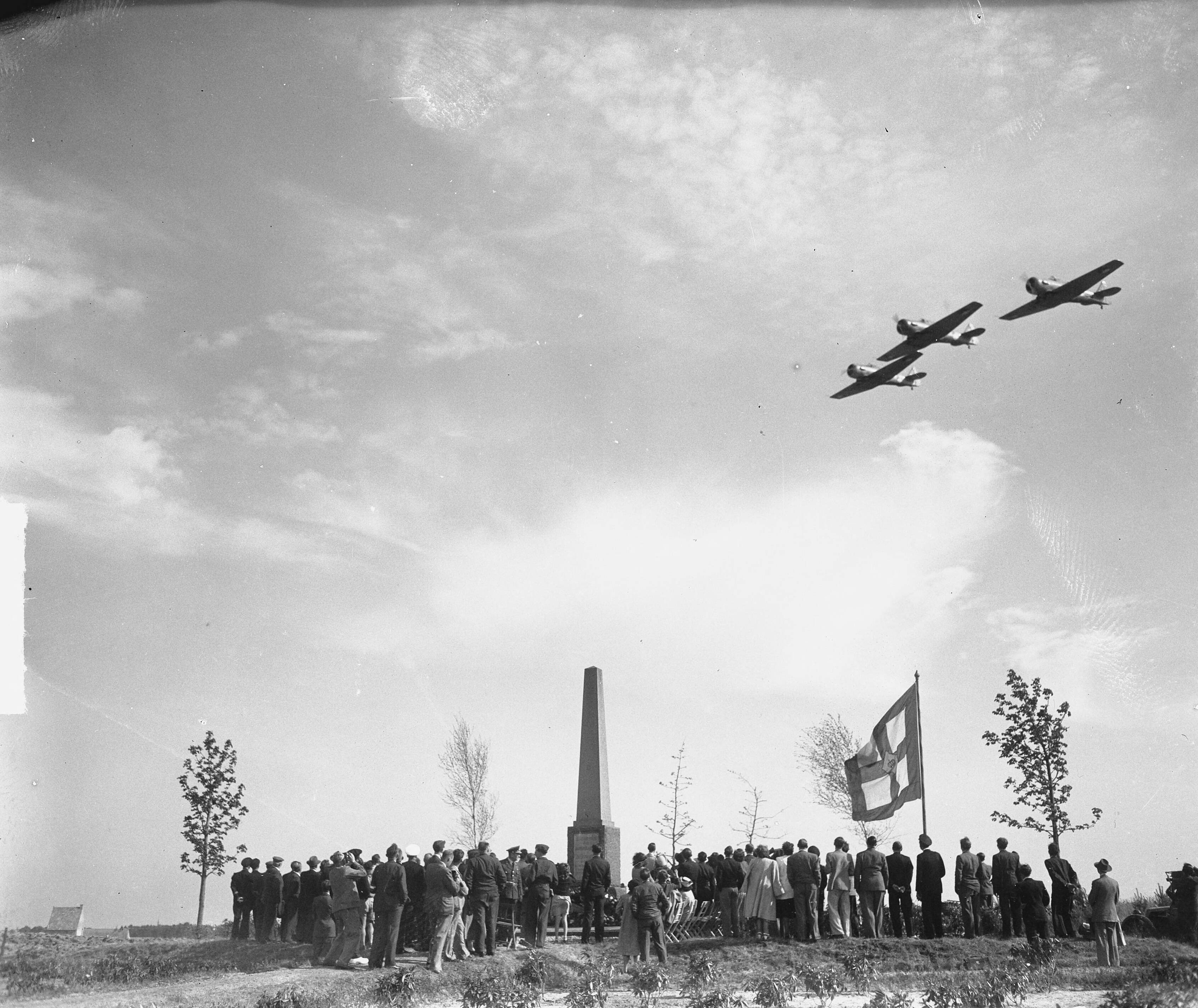 Jaarvergadering in Breda van de KNVvL — Jaarvergadering in Breda van de Kon. Ned. Ver. voor Luchtvaart (KNVvL). Herdenking bij monument Etten-Leur [gedenknaald eerste vlucht boven Nederland in 1909] — Foto: Merk, Ben / Anefo. Licentie: Set B: Rechtenvrij / Publiek Domein. Bron: Nationaal Archief. http://hdl.handle.net/10648/a8c9d1ea-d0b4-102d-bcf8-003048976d84