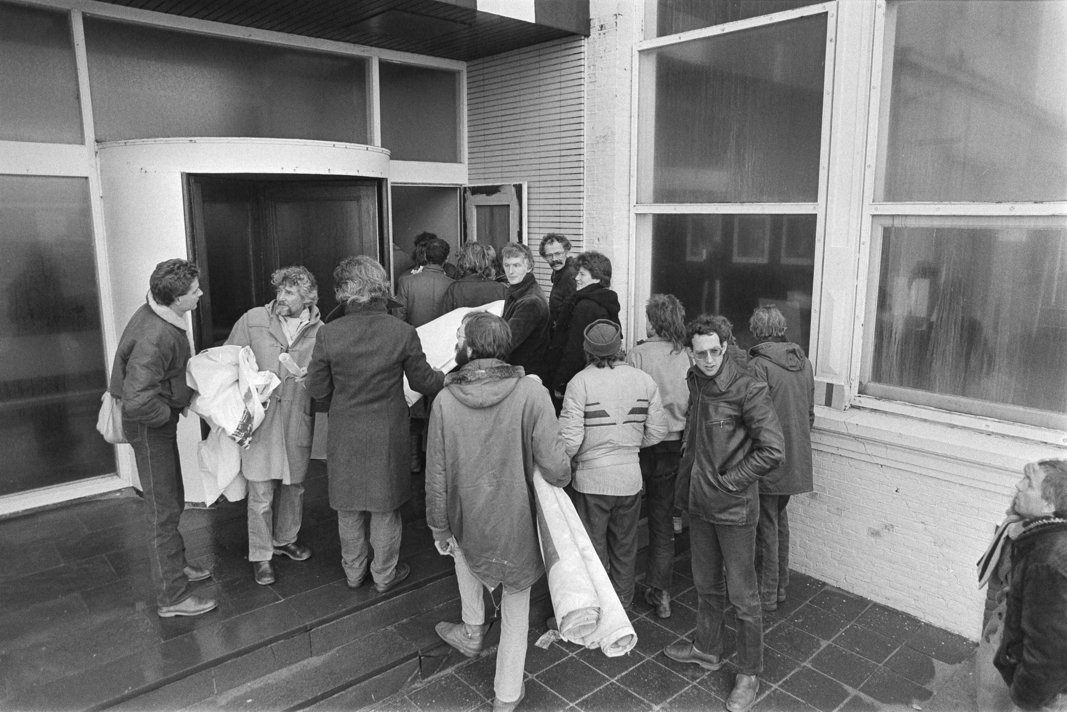 Fotocollectie Anefo — Kunstenaars bezetten een pand van premier Lubbers in Scheveningen; de kunstenaars gaan in het pand — Foto: Antonisse, Marcel / Anefo. Licentie: Set B: Rechtenvrij / Publiek Domein. Bron: Nationaal Archief. http://hdl.handle.net/10648/ad3282cc-d0b4-102d-bcf8-003048976d84