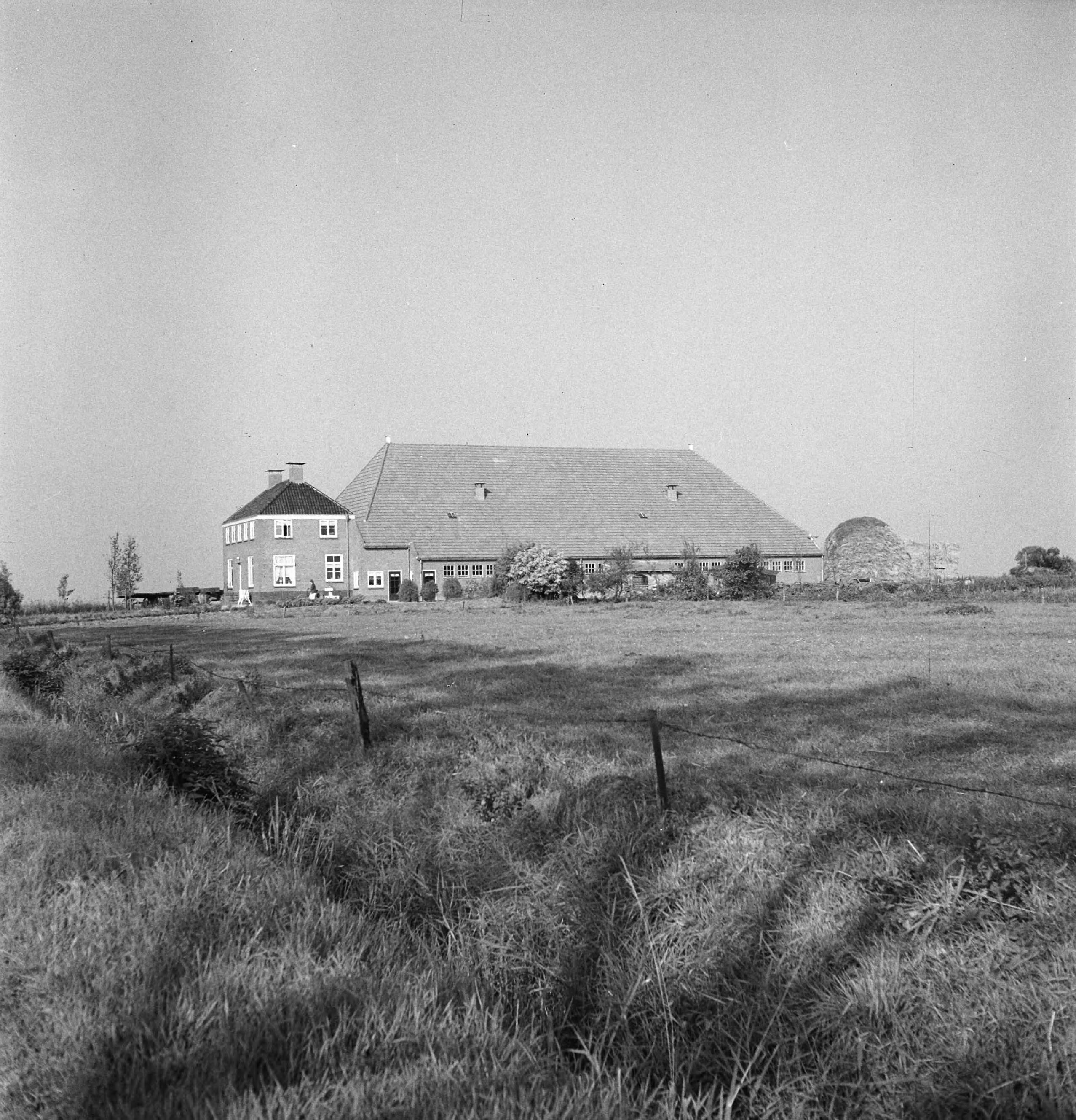 Fotocollectie Nederlandse Heidemaatschappij — Boerderij van T.J. Tijdens - Scheemda — Foto: Tromp, [...] / Heidemij. Licentie: Set B: Rechtenvrij / Publiek Domein. Bron: Nationaal Archief. http://hdl.handle.net/10648/ae7d1480-d0b4-102d-bcf8-003048976d84