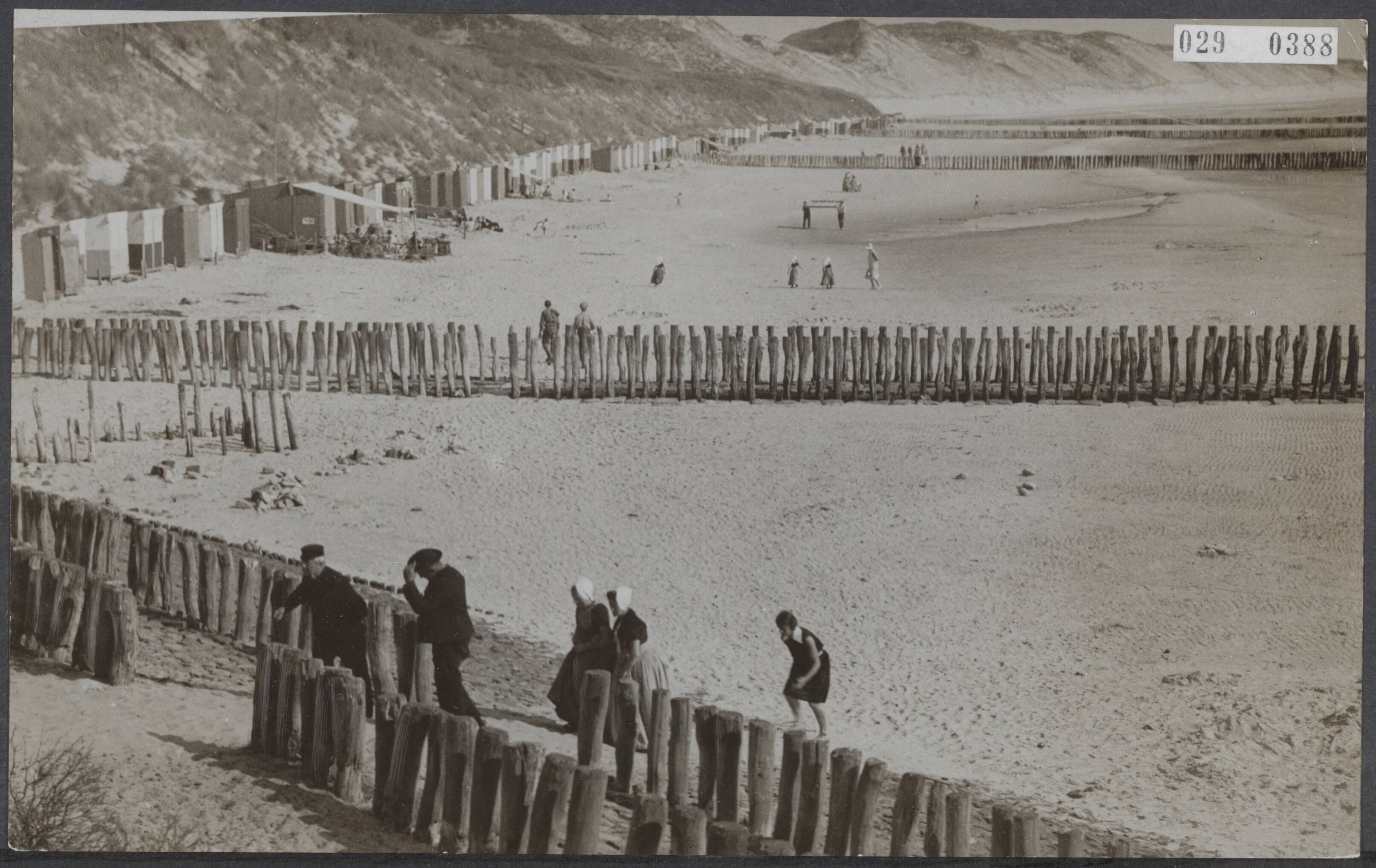 Fotocollectie Elsevier Binnenland — Strand van Zoutelande — Foto: Bins, F.F.P.. Licentie: Set B: Rechtenvrij / Publiek Domein. Bron: Nationaal Archief. http://hdl.handle.net/10648/ade1c746-d0b4-102d-bcf8-003048976d84