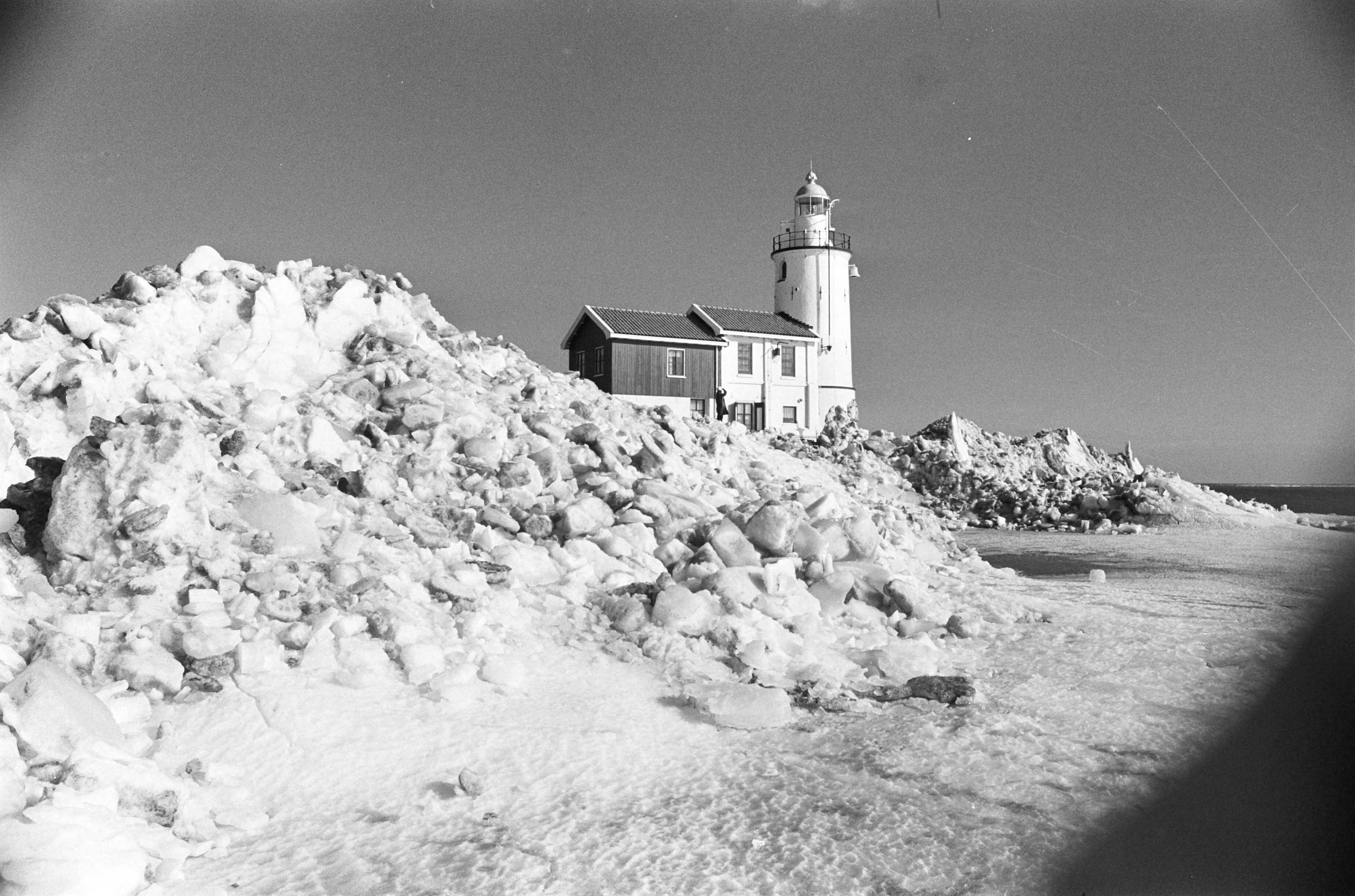 IJsbergen (door kruiend ijs) op Marken — Marken|Noord-Holland|ijs |eilanden — Foto: Suyk, Koen / Anefo. Licentie: Set B: Rechtenvrij / Publiek Domein. Bron: Nationaal Archief. http://hdl.handle.net/10648/acc5ca74-d0b4-102d-bcf8-003048976d84