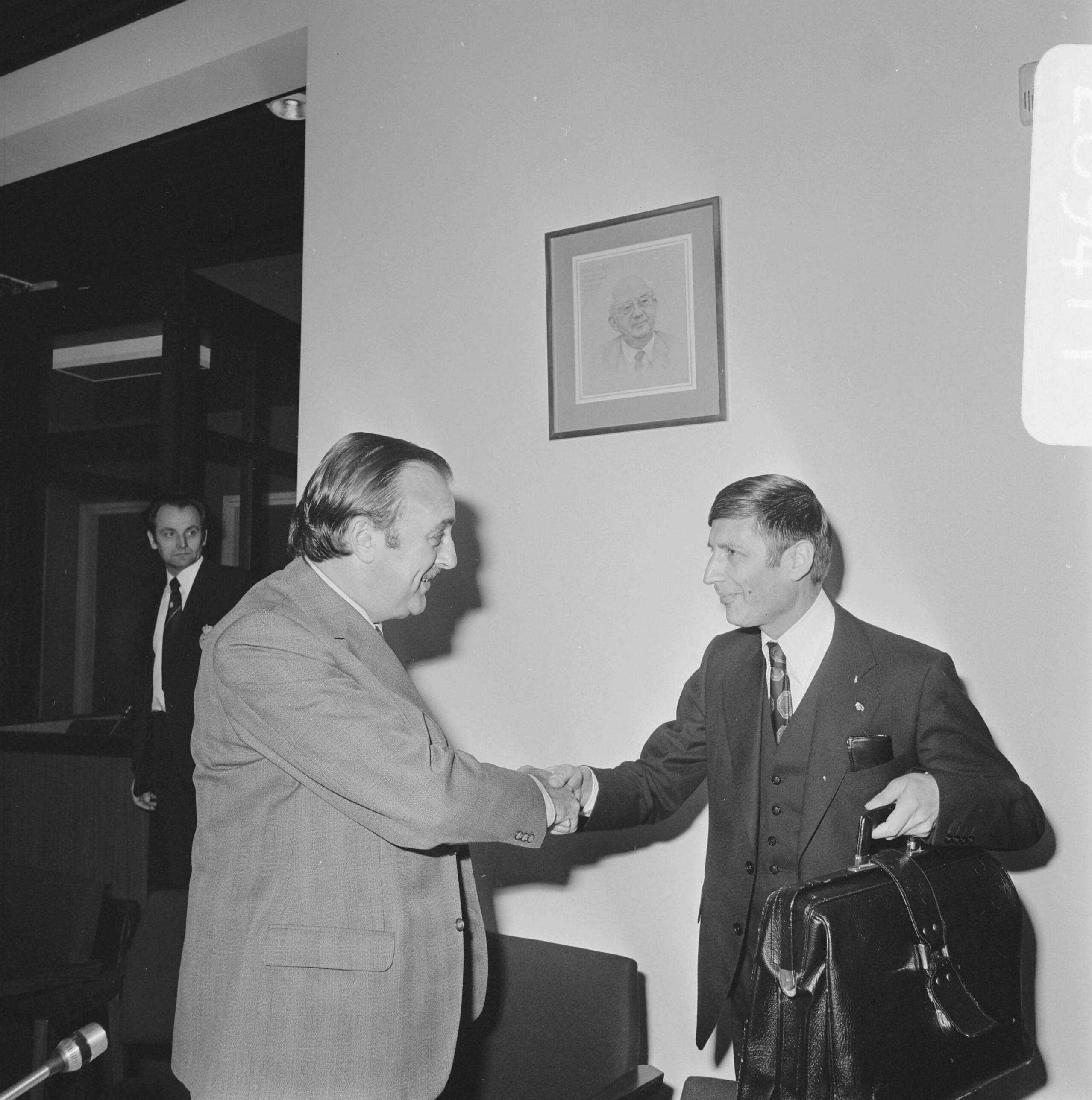 Fotocollectie Anefo — Minister Van Agt spreekt met Vaste Kamercommissie van Justitie over "Rapport Wiarda" in Den Haag ; Van Agt begroet [...] — Foto: Croes, Rob C. / Anefo. Licentie: Set B: Rechtenvrij / Publiek Domein. Bron: Nationaal Archief. http://hdl.handle.net/10648/ac922552-d0b4-102d-bcf8-003048976d84