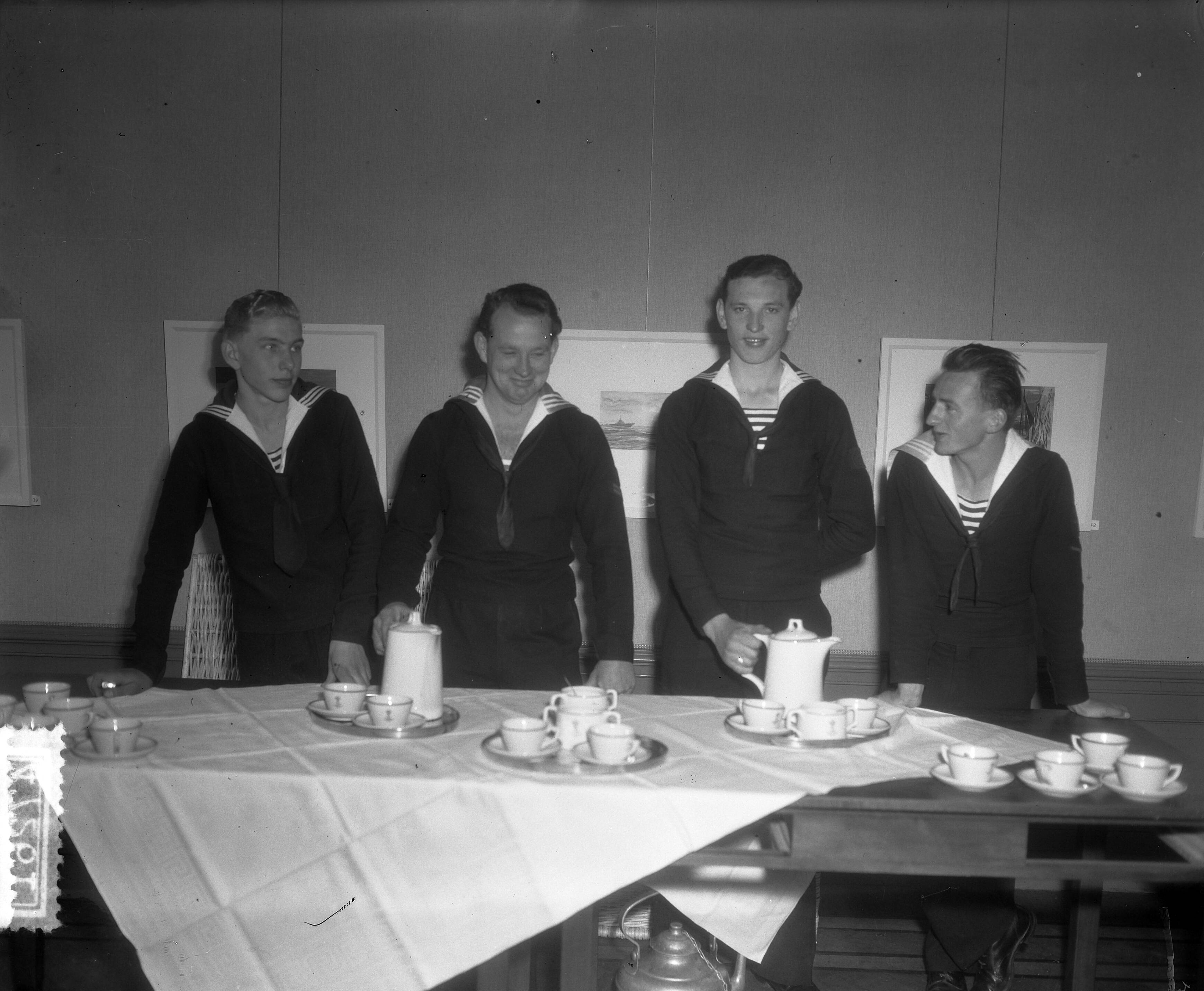 Fotocollectie Anefo — Tentoonstelling "Schilders ter Zee" in Den Haag — Foto: Duinen, H. van / Anefo. Licentie: Set B: Rechtenvrij / Publiek Domein. Bron: Nationaal Archief. http://hdl.handle.net/10648/a8ee4ab6-d0b4-102d-bcf8-003048976d84