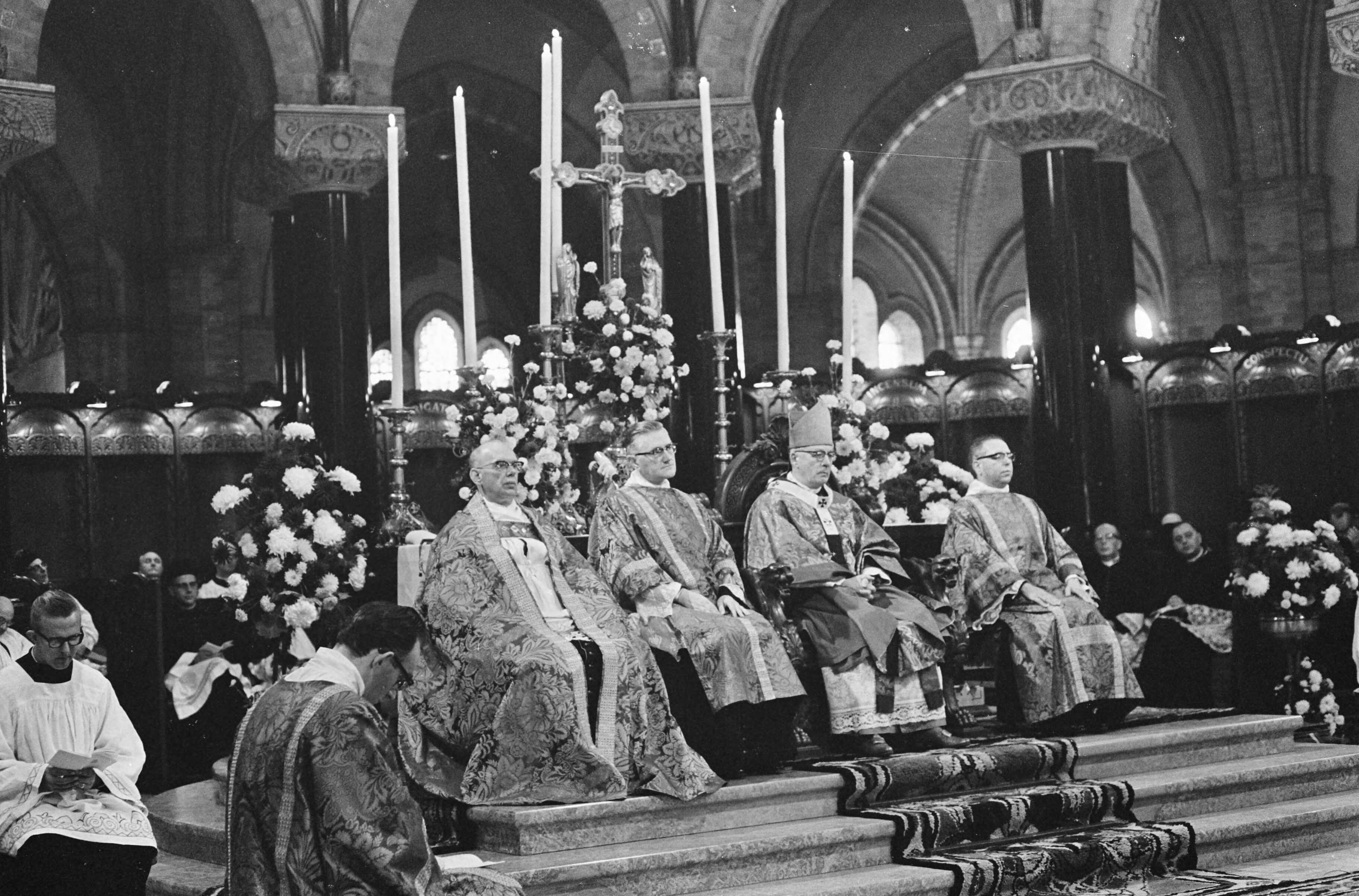 Bisschopswijding van mgr. drs. Th.N.J. Zwartkruis in St. Bavo te Haarlem — Sint-Bavo|Alfrink, Bernardus Johannes|Haarlem|Noord-Holland|bisschoppen |kardinalen |kathedralen|Zwartkruis, Theodorus|Sint-Bavo — Foto: Fotograaf Onbekend / Anefo. Licentie: Set B: Rechtenvrij / Publiek Domein. Bron: Nationaal Archief. http://hdl.handle.net/10648/ab0157a8-d0b4-102d-bcf8-003048976d84