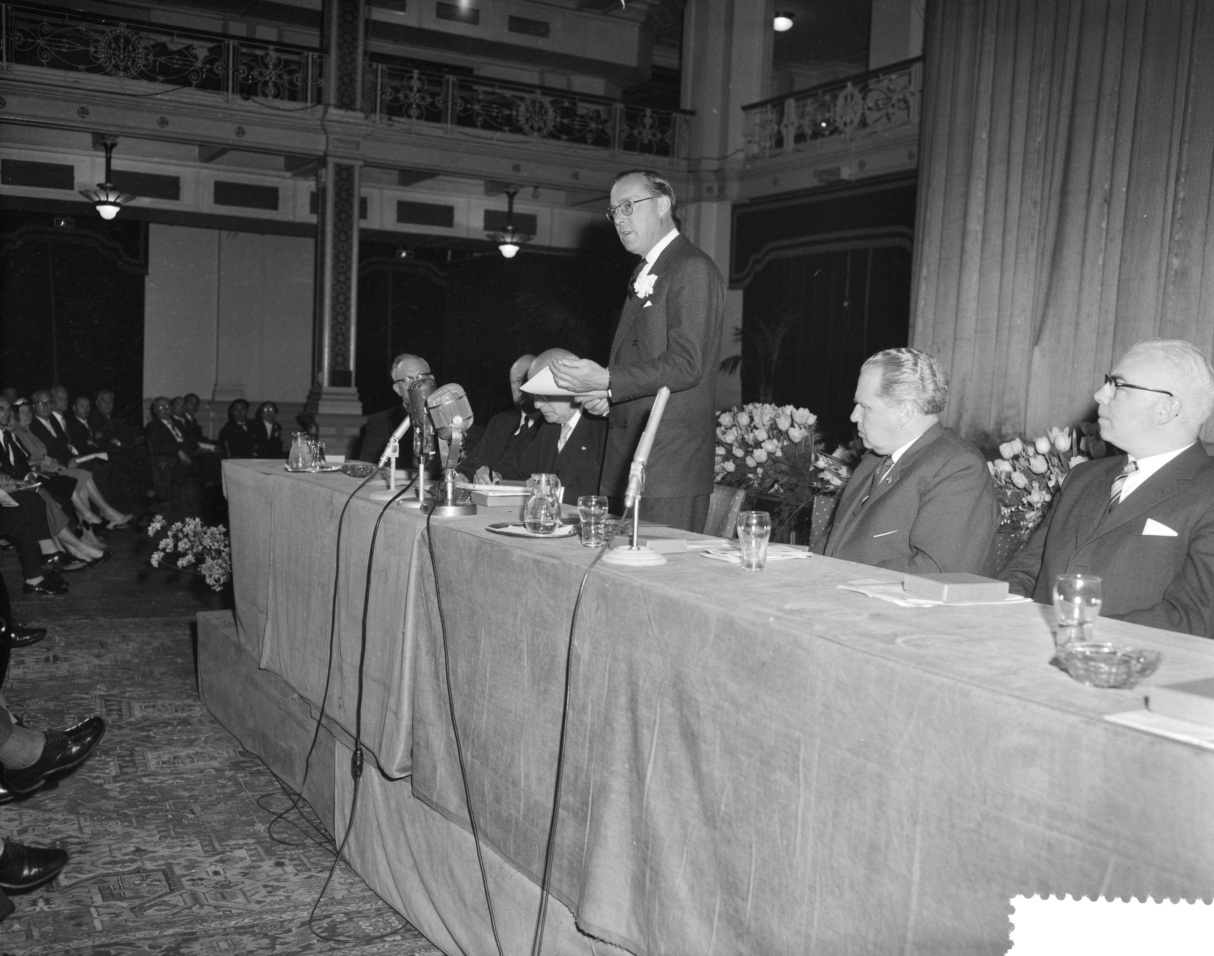 Fotocollectie Anefo — Prins Bernhard woont de jubileumvergadering van de Nijverheidsorganisatie TNO in het Kurhaus te Scheveningen bij. Prins Bernhard tijdens zijn toespraak — Foto: Behrens, Herbert F. / Anefo. Licentie: Set B: Rechtenvrij / Publiek Domein. Bron: Nationaal Archief. http://hdl.handle.net/10648/a9931a0a-d0b4-102d-bcf8-003048976d84