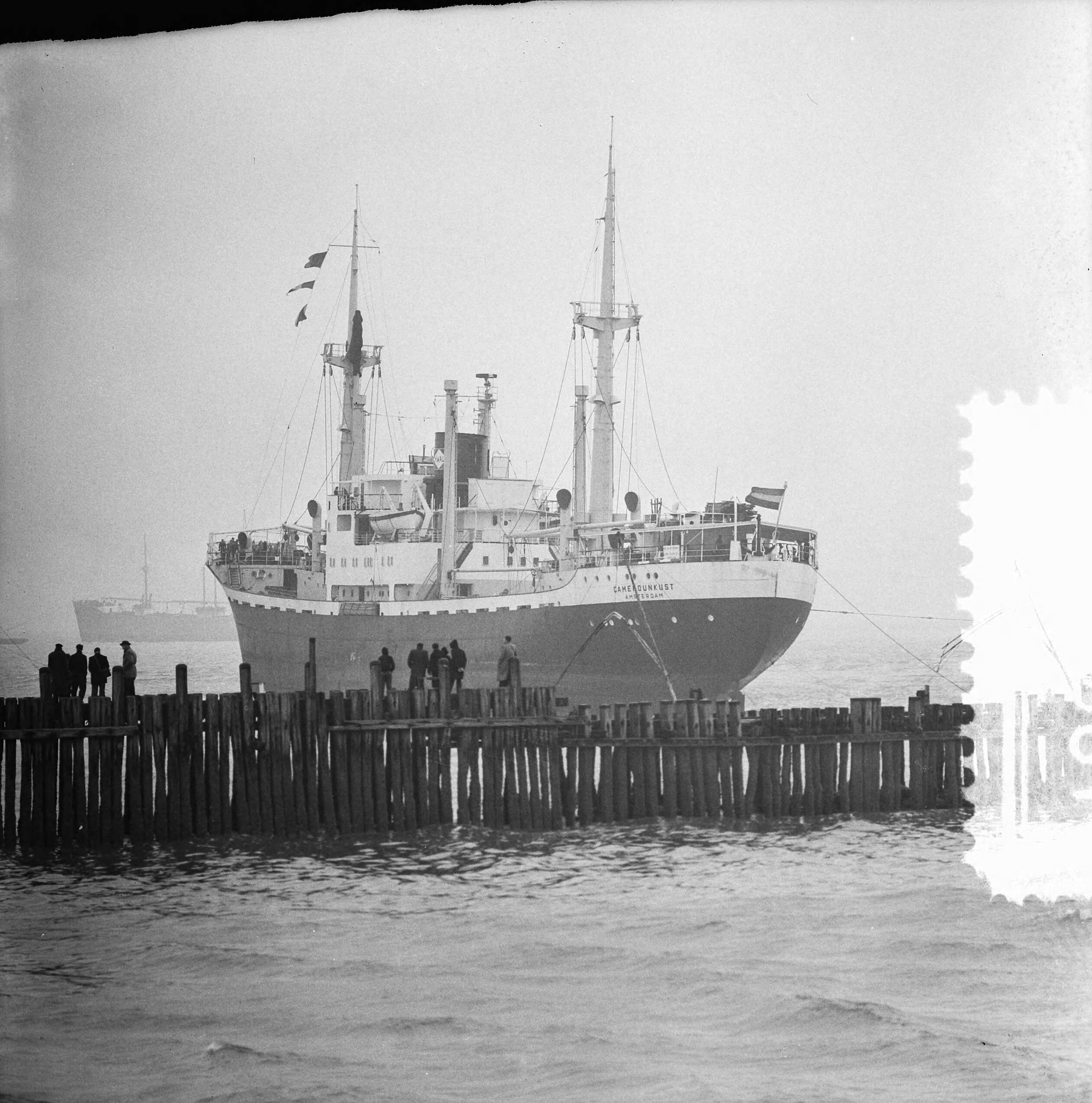 Fotocollectie Anefo — Stranding bij Vlissingen van het vrachtschip "Camerounkust" van de N.V. Stoomvaart Maatschappij Nederland — Foto: Fotograaf Onbekend / Anefo. Licentie: Set B: Rechtenvrij / Publiek Domein. Bron: Nationaal Archief. http://hdl.handle.net/10648/a9a2d3fa-d0b4-102d-bcf8-003048976d84